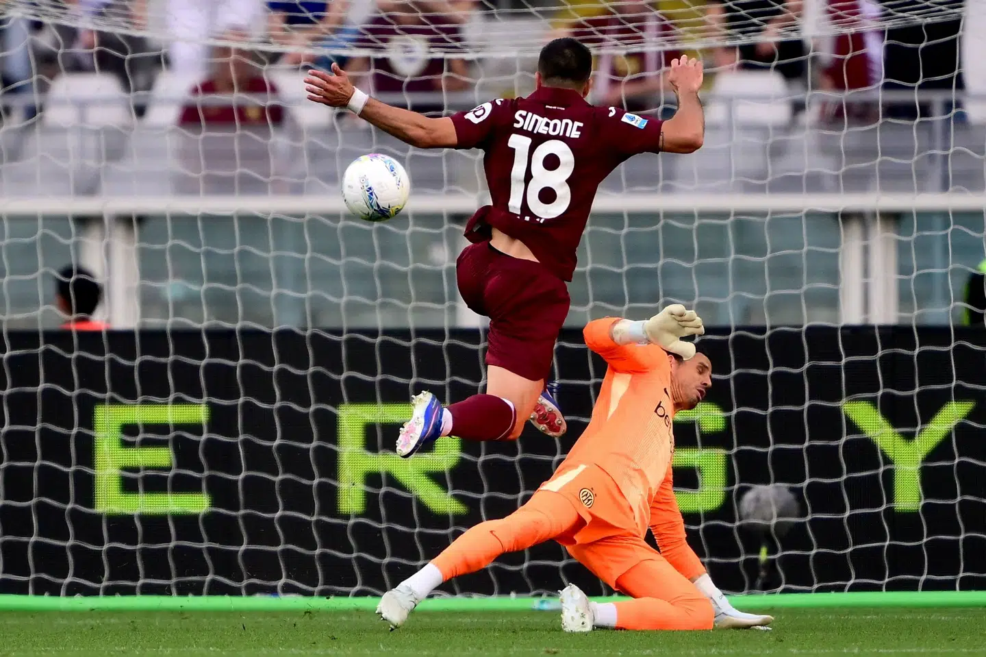 Torino-angriberen Giovanni Simeone scorede søndag mod Inter i Serie A. Argentineren chippede elegant bolden ind over Inter-keeper Yann Sommer.