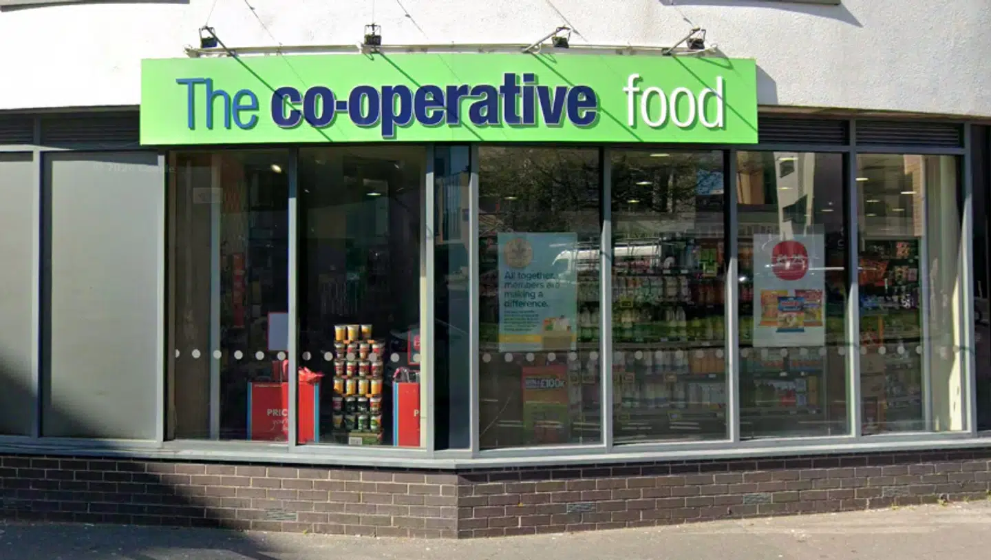 Her ses en Southern Co-op-butik i Bournemouth.