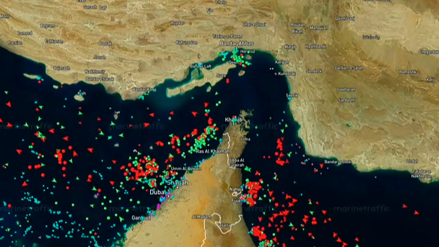 Her ses det lukkede Hormuzstræde fra oven den 21. april. Strædet er lukket for, at skibe kan sejle både ind og ud.