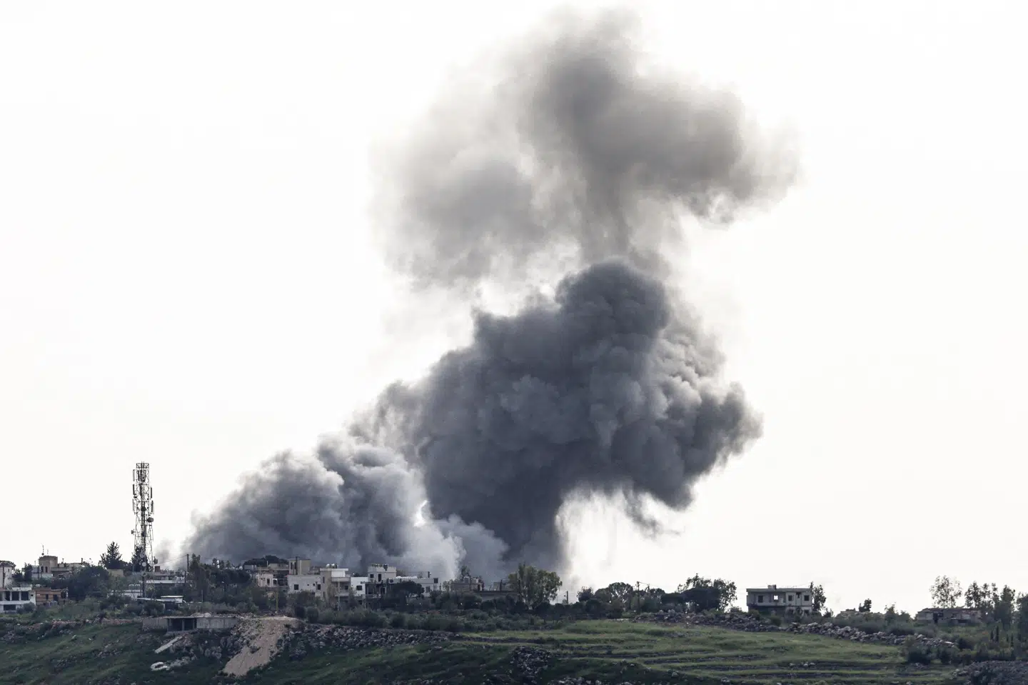 Røg stiger op over en by i det sydlige Libanon efter et luftangreb. Ifølge Libanons sundhedsministerium er adskillige mennesker blevet dræbt i Libanon i israelske angreb søndag.