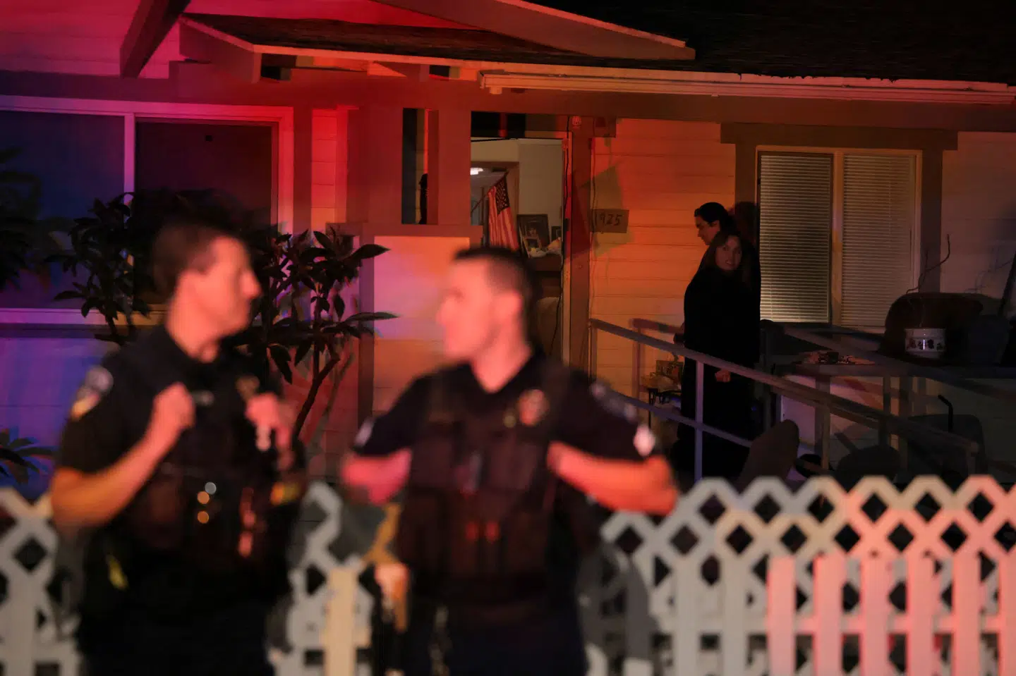 Politiet er til stede ved den formodede gerningsmands hjem i Torrance i den amerikanske delstat Californien. Den 31-årige mand er mistænkt for at have forsøgt at trænge ind til en pressemiddag i Washington D.C. lørdag, hvor USA's præsident var til stede, bevæbnet med flere våben. (Arkivfoto).