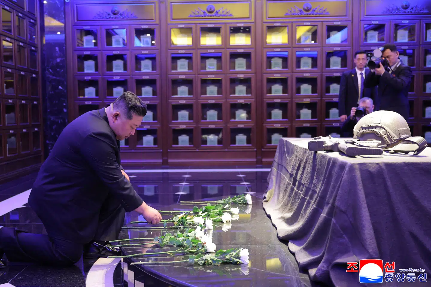 Billeder offentliggjort at det statslige nordkoreanske nyhedsbureau KCNA viser Kim Jong-un lægge blomster ved et ossuarium, der er et sted, hvor man opbevarer menneskeknogler.