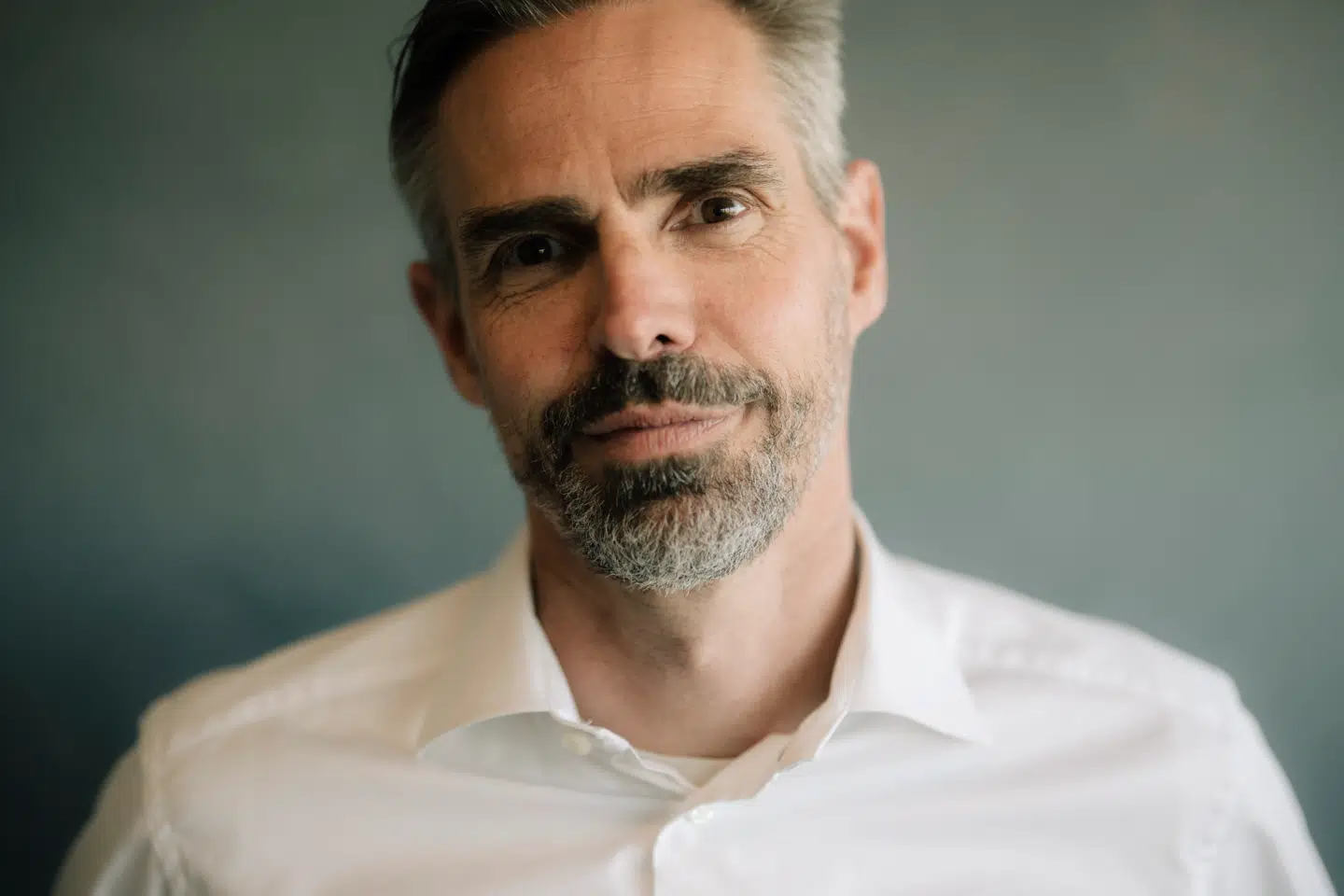Kasper Lorenzen forvalter knap 800 milliarder kroner for PFAs 1,3 millioner kunder. Det betyder, at han dagligt må navigere mellem følelser og fornuft i en verden, hvor krig og kaos lige nu hersker.