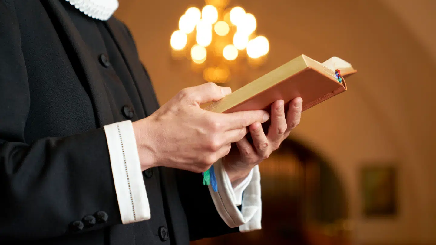 Sørine Gotfredsen fortæller, at i kirken er mennesket ikke bare vidunderligt. Det er syndigt, har egoisme i sig, men er alligevel værd at elske.