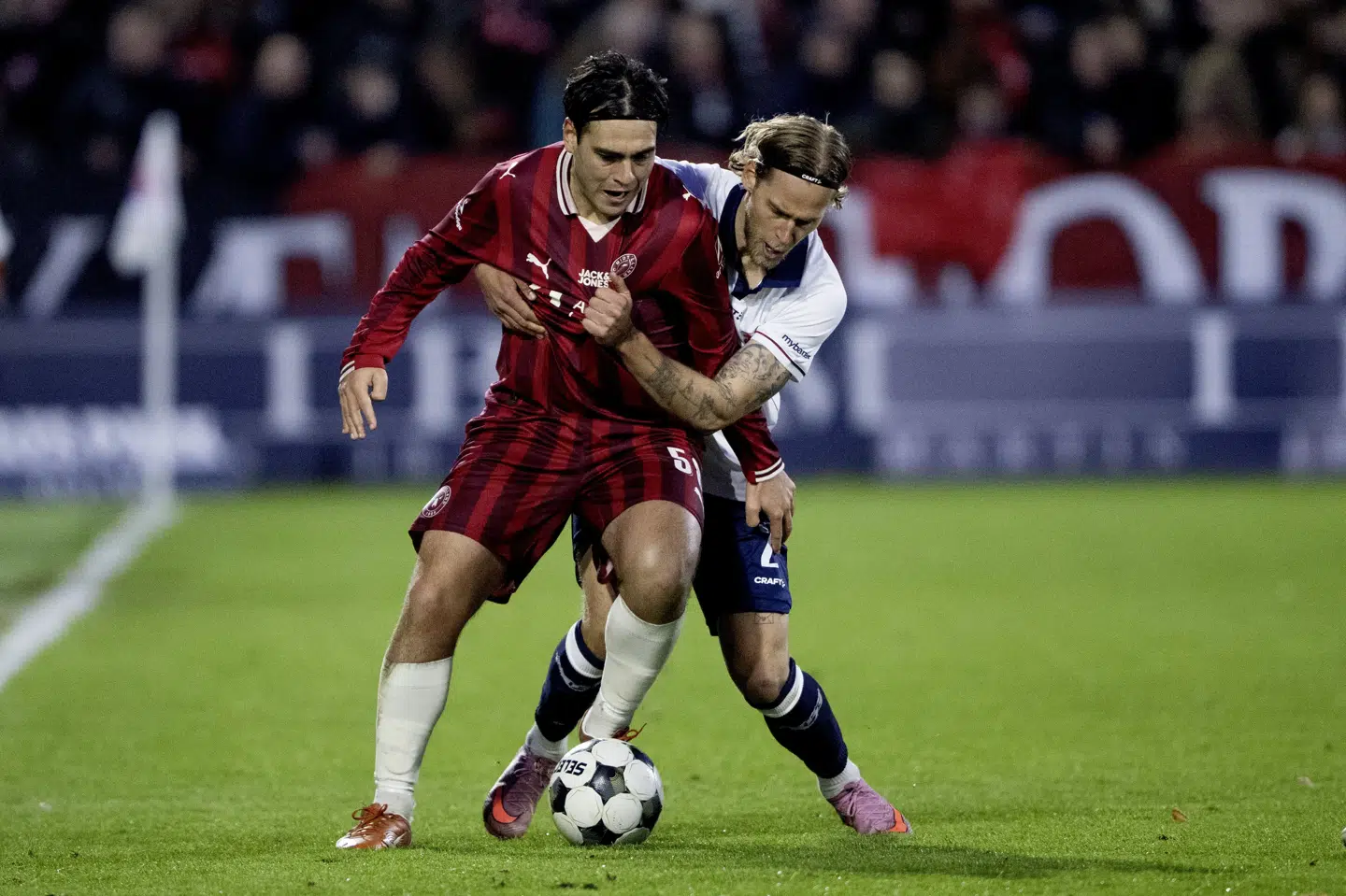 Aral Simsir i duel AGF's Felix Beijmo i søndagens guldkamp, som dog får et efterspil for hjemmeholdet.