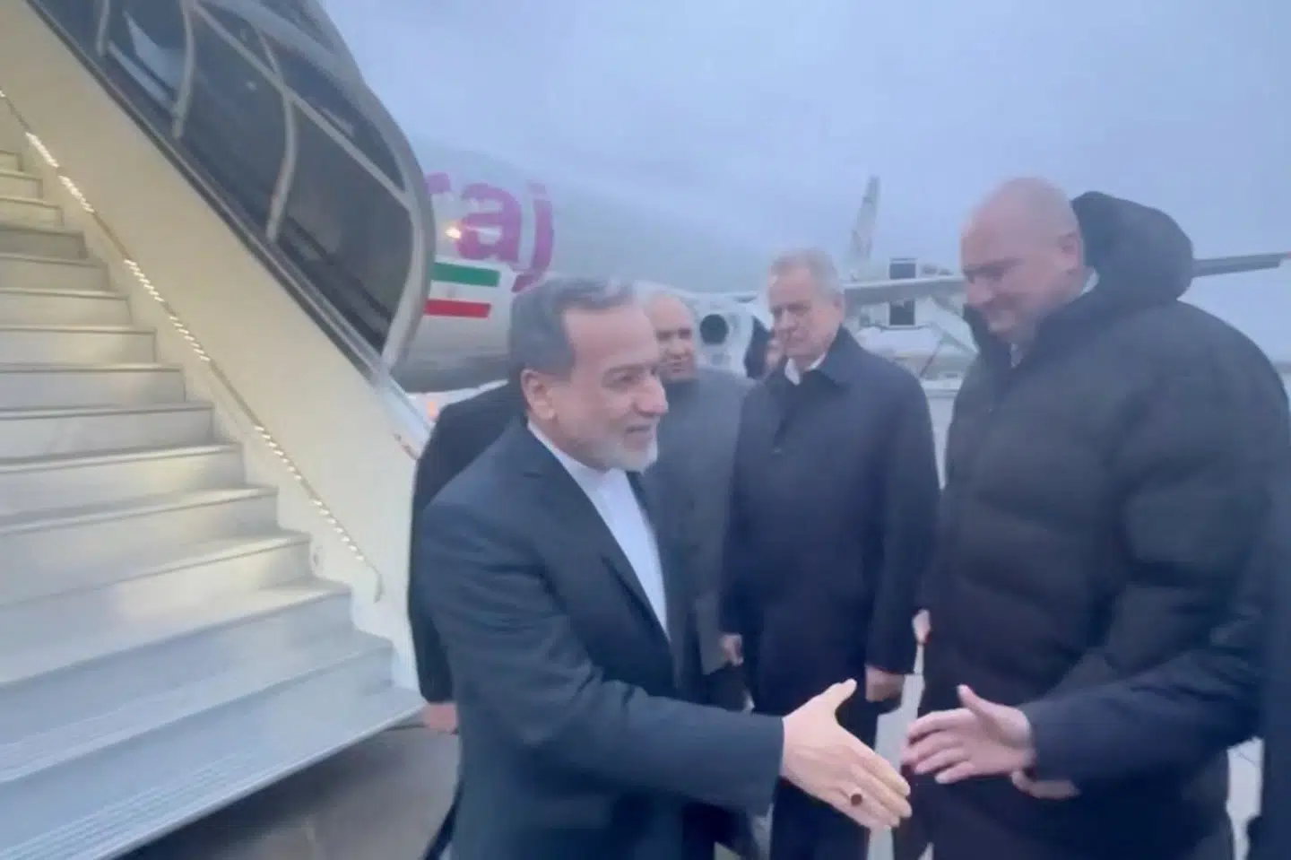 Irans udenrigsminister, Abbas Araghchi, bliver modtaget af russiske embedsfolk i en lufthavn i Sankt Petersborg.