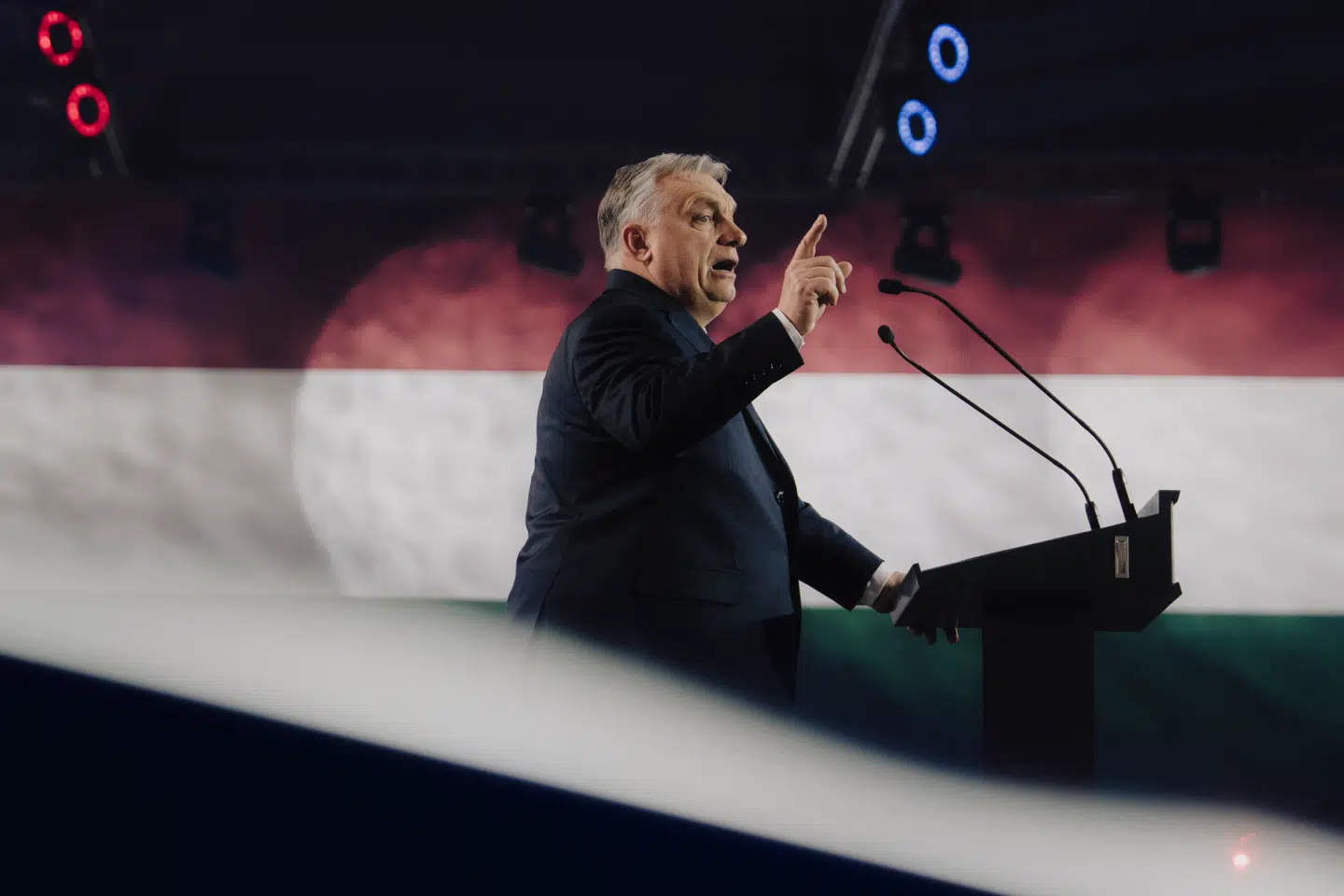 Flere fra Viktor Orbáns inderkreds forsøger nu angiveligt at komme ud af Ungarn med deres formuer.