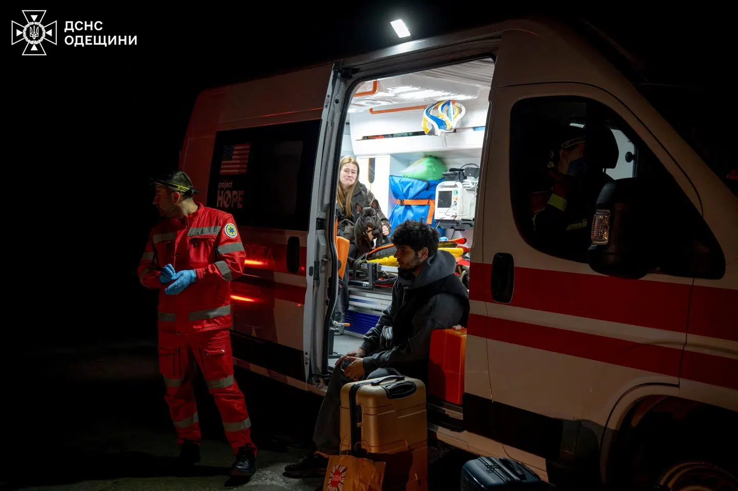 Beboere bliver tjekket i en ambulance efter et angreb på Odesa natten til mandag.