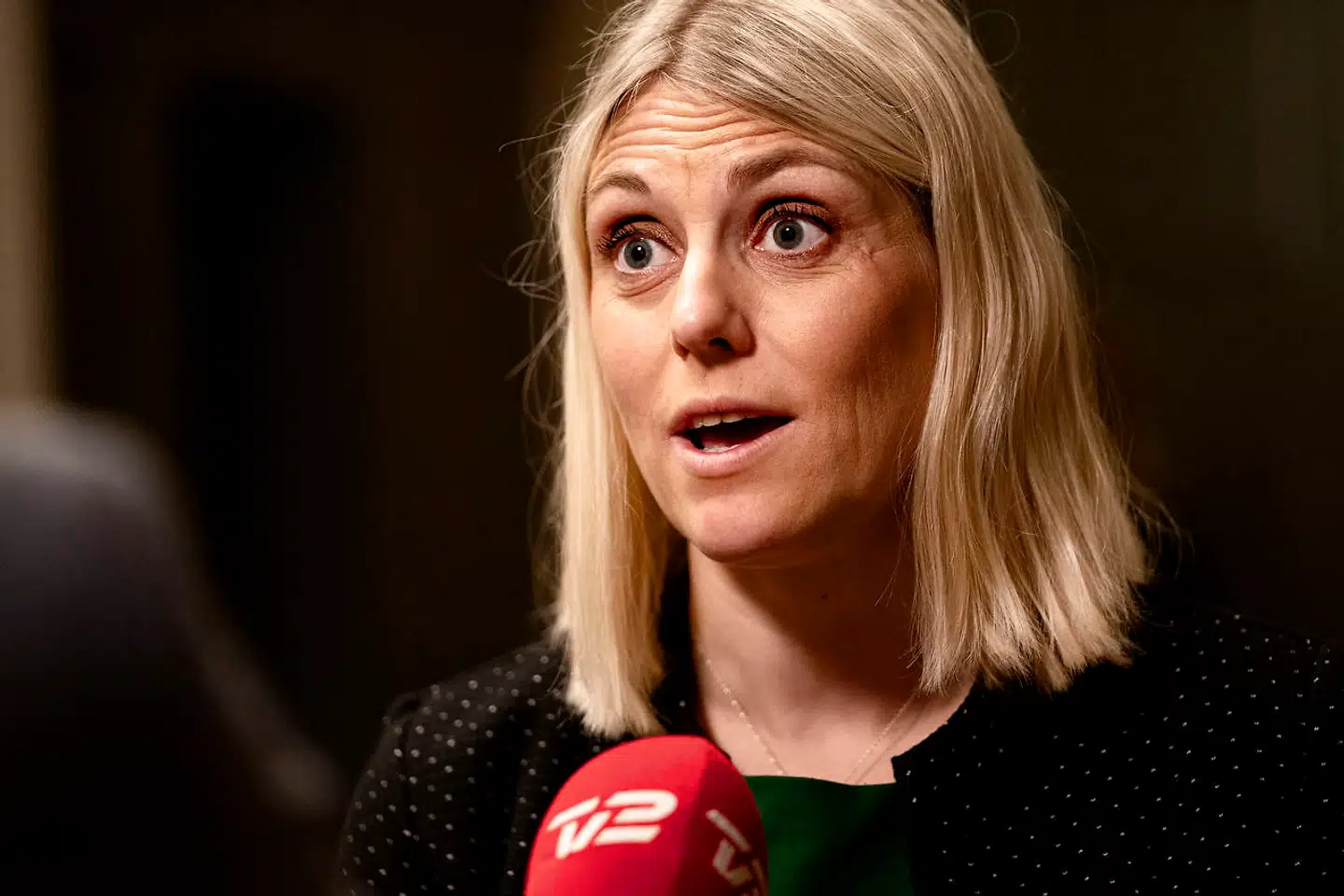 Forsvarsminister Trine Bramsen (S) har kaldt det en 'joke', hvad den hjemsendte direktør for Forsvarsministeriets Ejendomsstyrelse har fået udbetalt. Ny venter der ham endelig en formel fyringsseddel.