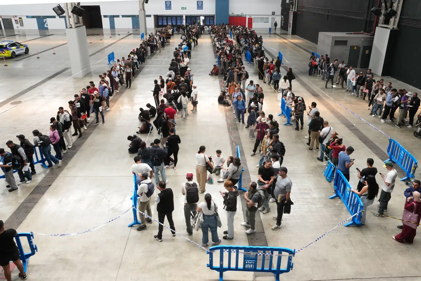 Her ses migranter i kø ved L'Hospitalet de Llobregat i Barcelona 20. april for at få deres papirer registreret. »Hvis deres opholdstilladelser forlænges, vil de på længere sigt opnå rettigheder inden for EU, der også kan føre til flere migranter i Danmark,« skriver Pernille Vermund.