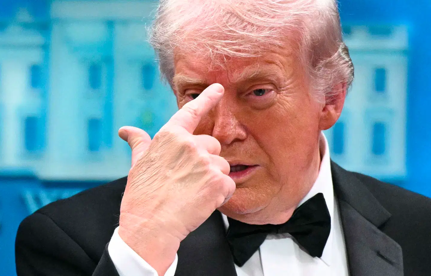 Præsident Trump gestikulerer under en pressebriefing umiddelbart efter attentatforsøget lørdag aften. I en analyse forklarer vi her, hvorfor kritikere skal være glade for, at det blev ved »forsøget« – og at de ikke skal ønske sig andet.