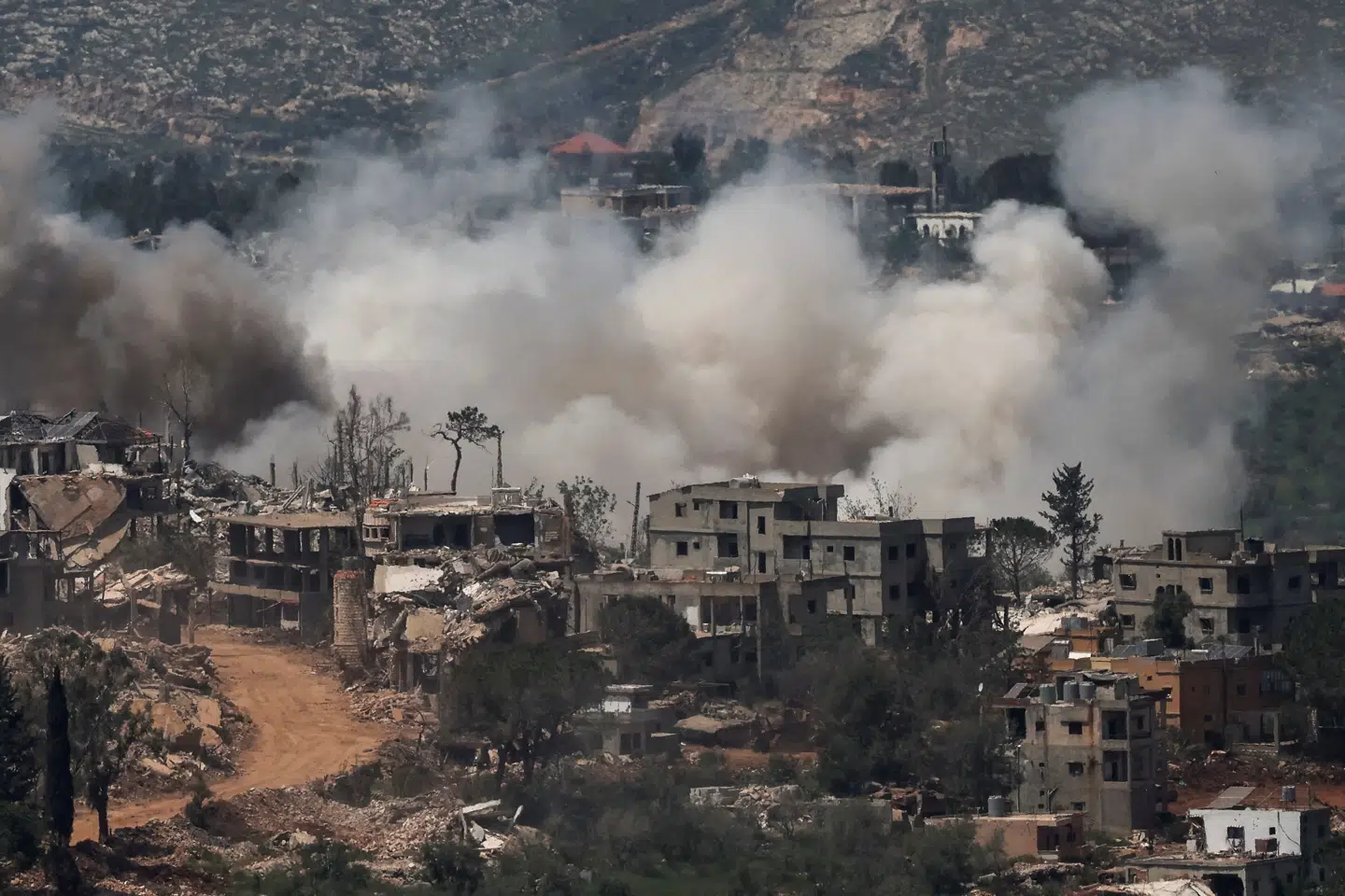 Røg stiger op over det sydlige Libanon efter eksplosioner i området mandag.