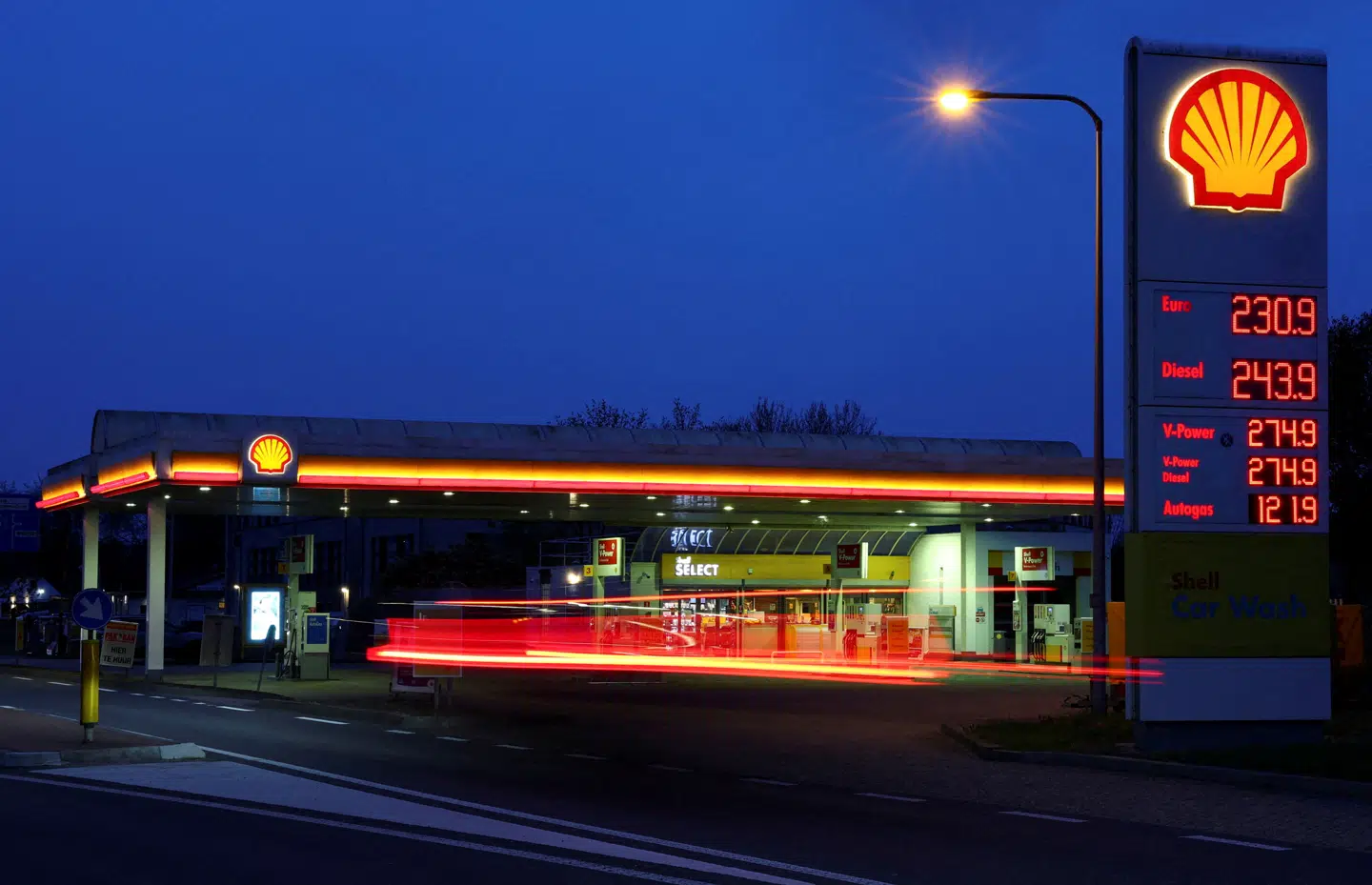 FILE PHOTO: Fuel prices are displayed on a board at a Shell gas station in Wijchen, Netherlands, April 13, 2026. REUTERS/Piroschka van de Wouw//File Photo