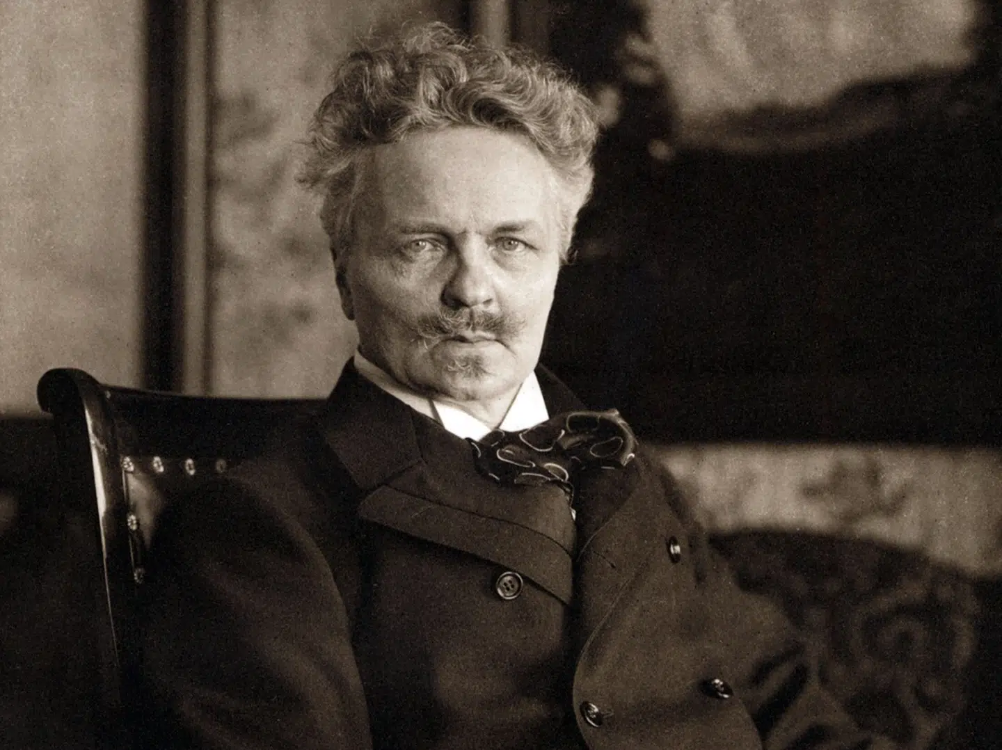 Johan August Strindberg (født 1849, død 1912) var en svensk forfatter, dramatiker og maler. Hans univers i »Sorte faner« er »ubehagelig« tæt på vores samtid, skriver kulturgeograf Claus Agø Hansen i denne kronik.