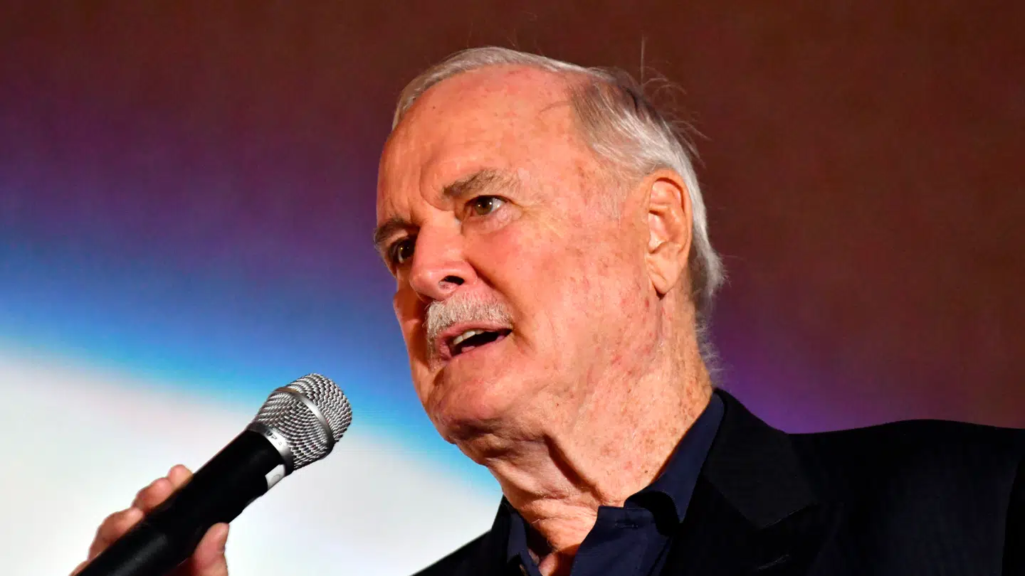 Der kom utilsigtet halløj på byhotellet, da den 86-årige verdensstjerne John Cleese skulle tisse i en fart på sit hotel i Malmø.