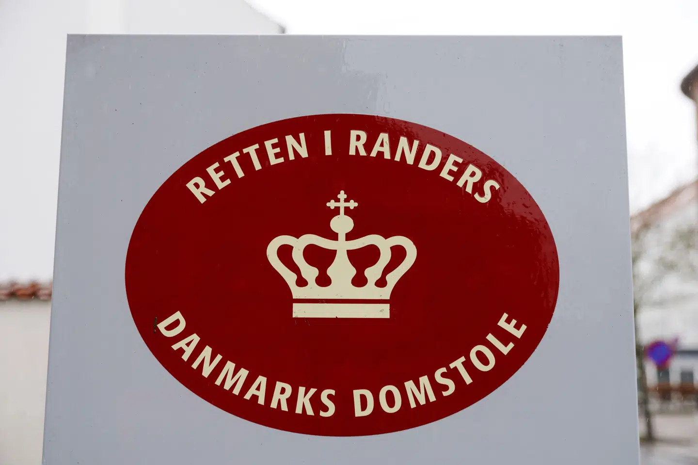 Retten i Randers har mandag idømt en 50-årig mand fire års fængsel for blandt andet at voldtage en 89-årig kvinde i 2015. (Arkivfoto).