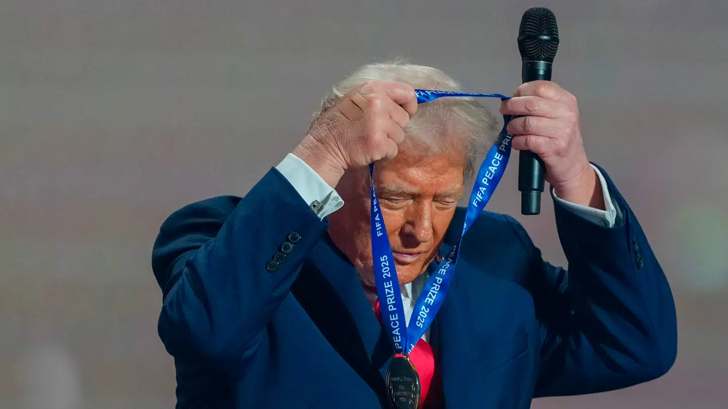 Donald Trump fik både trofæ og medalje i forbindelse ved lodtrækningen til dette års VM.