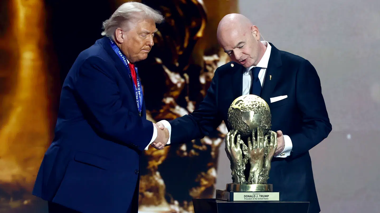 FIFA-præsident Giovanni Infantino overdrog den første FIFA-fredspris til Trump i starten af december.