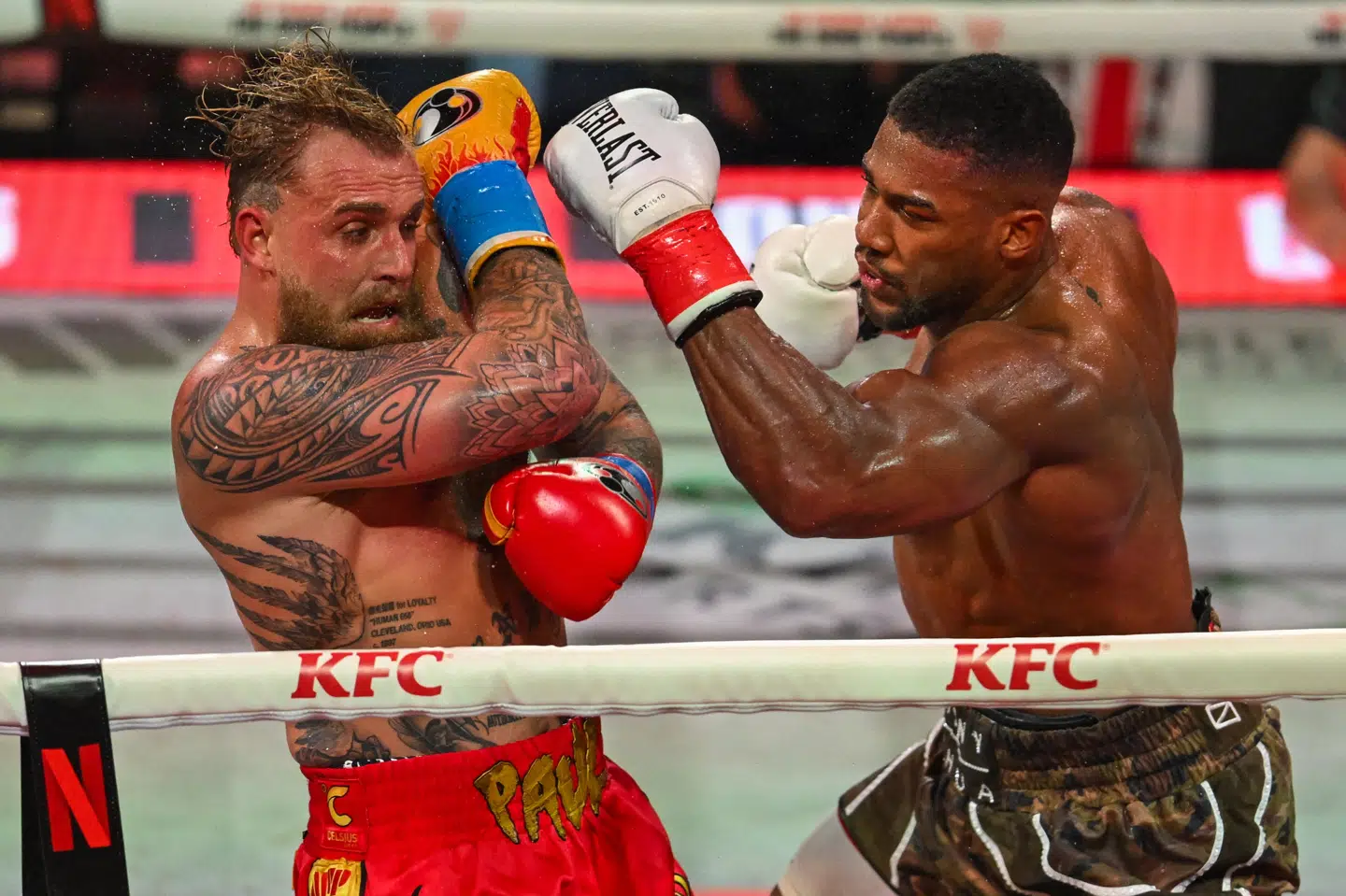 Anthony Joshua (til højre) knockoutede i december youtuberen Jake Paul i en profileret showkamp. Til sommer vender Joshua tilbage til ringen. (Arkivfoto).