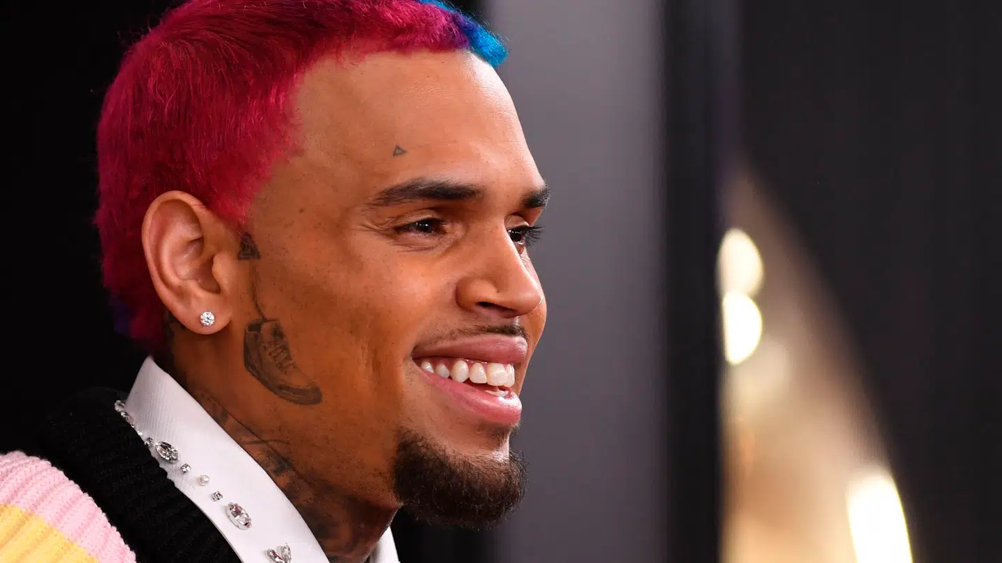 Den amerikanske sanger og rapper Chris Brown kæreste smider bombe.