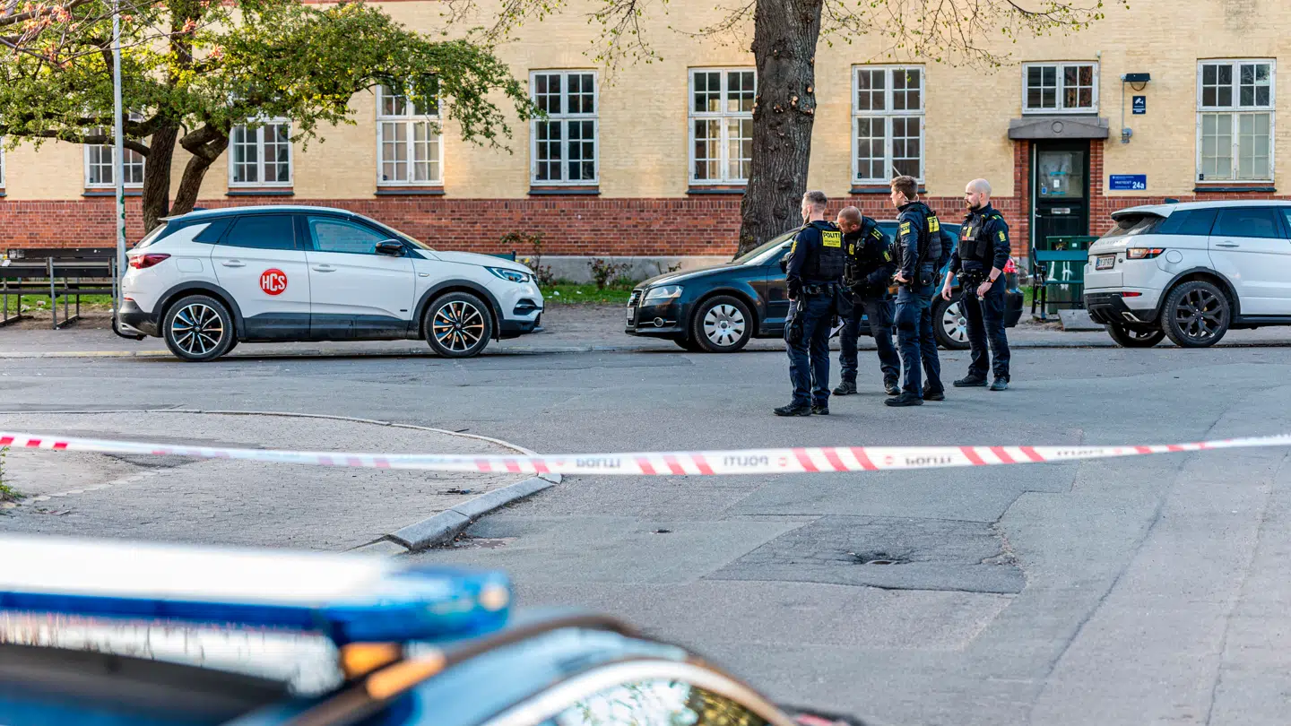 Politiet er til stede på Sundholmsvej på Amager efter knivstikkeri mandag aften.