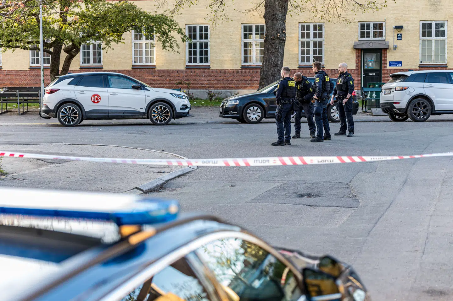 Undersøgelser og efterforskning er i gang på Sundholmsvej mandag aften.