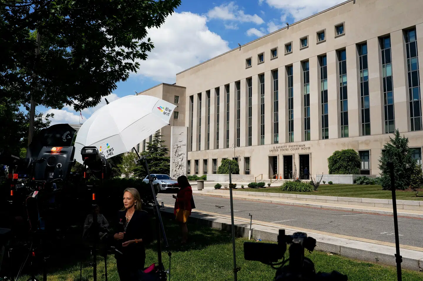 Medier samlet foran retsbygningen, hvor den formodede gerningsmand bag et angrebsforsøg ved en korrespondentmiddag i USA mødte i retten første gang mandag.