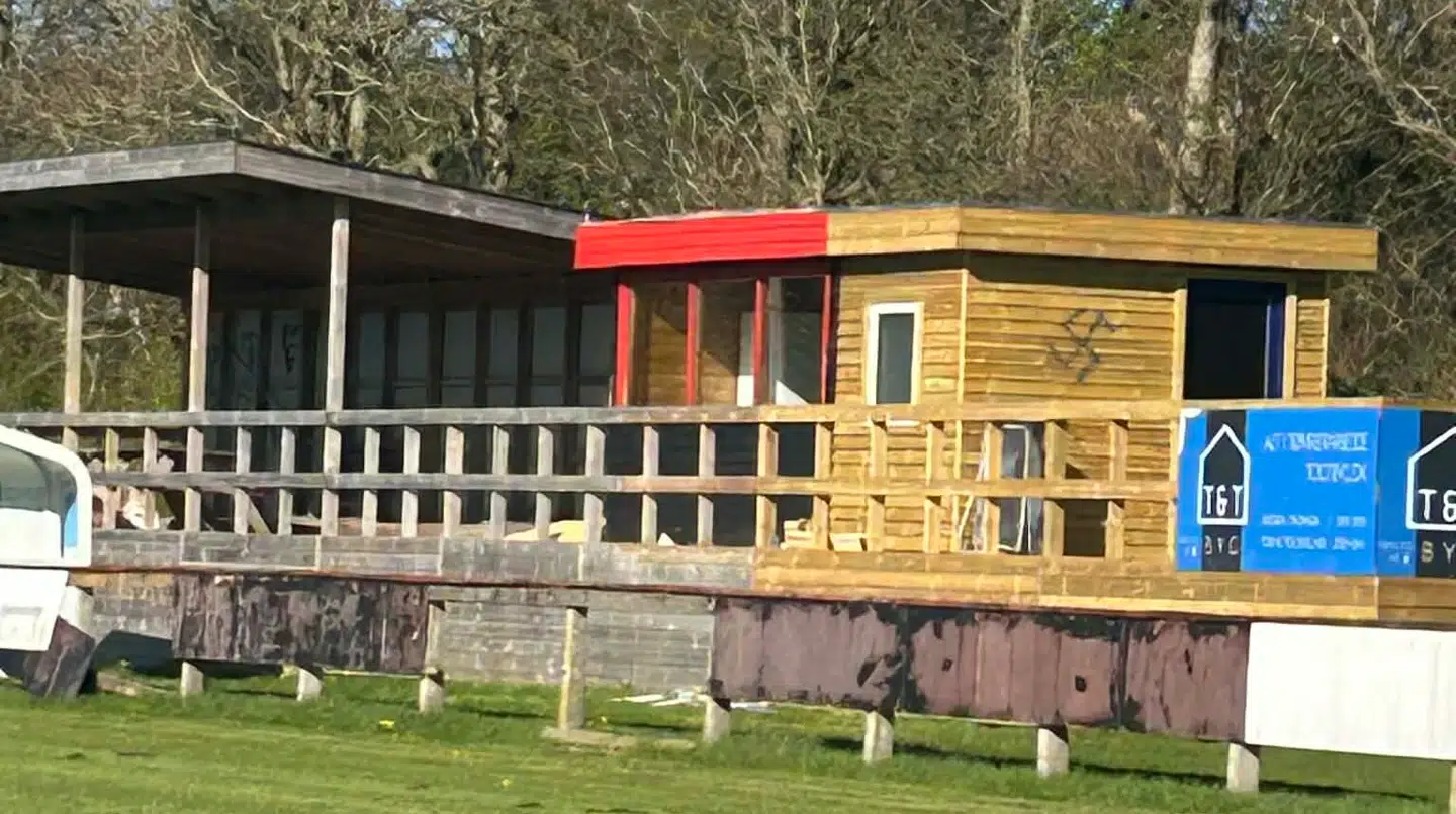 Her ses endnu et hagekors, der blev malet på boldklubbens klubhus.