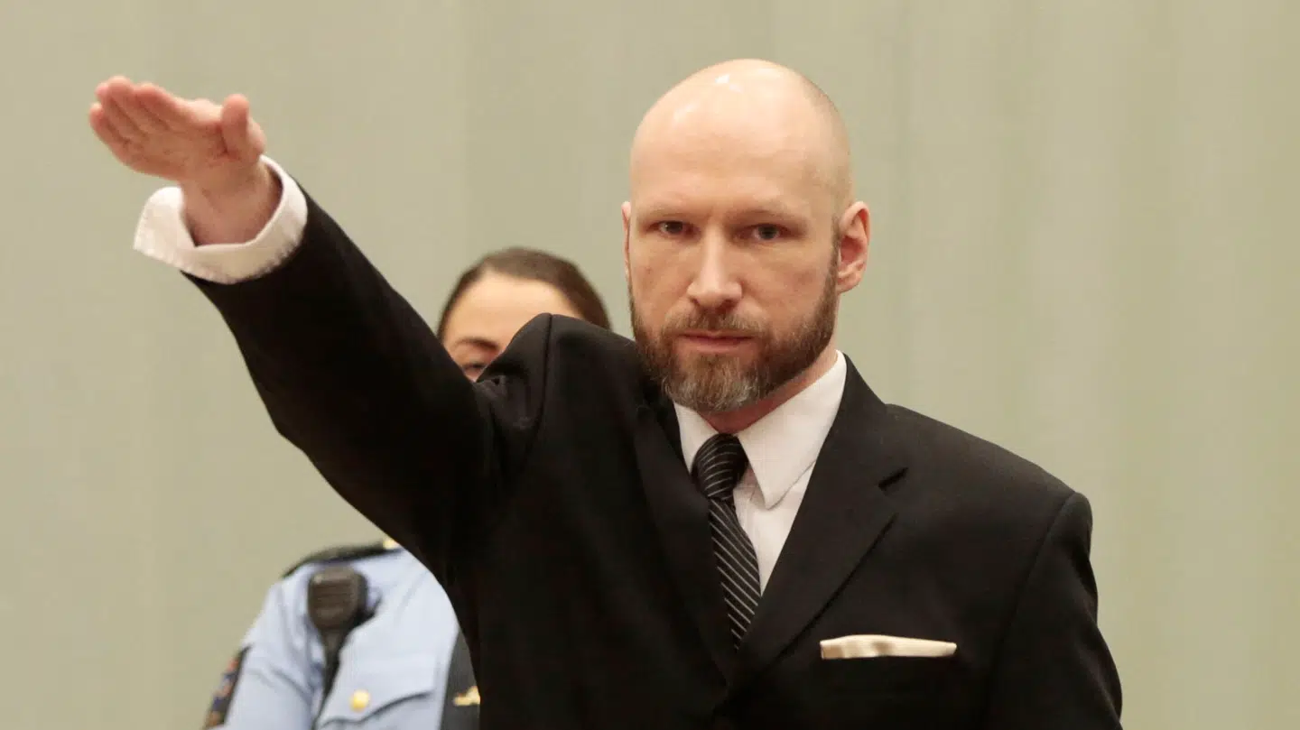 Den norske massemorder Anders Behring Breivik hejler i retten.
