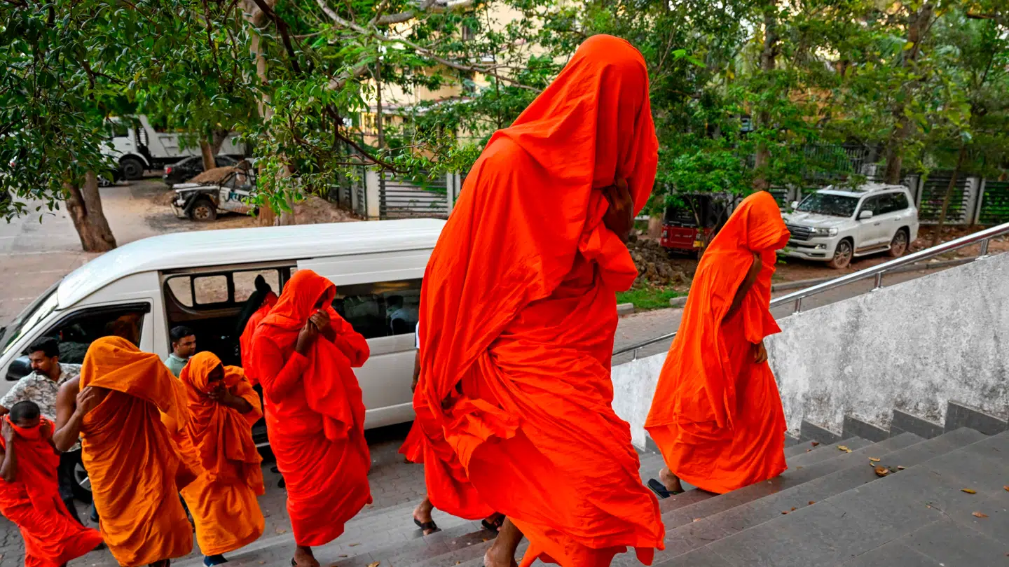 De 22 buddhistiske munke, der ankommer til retten søndag.