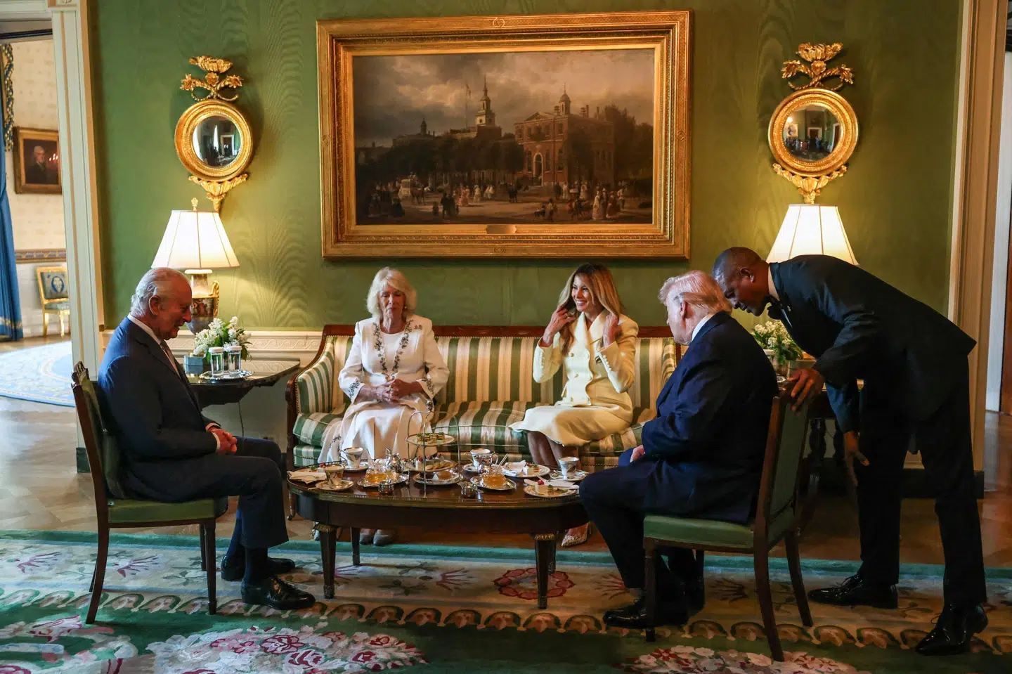 Kong Charles og dronning Camilla indleder deres fire dage lange statsbesøg i USA med at drikke te med det amerikanske præsidentpar i Det Hvide Hus.