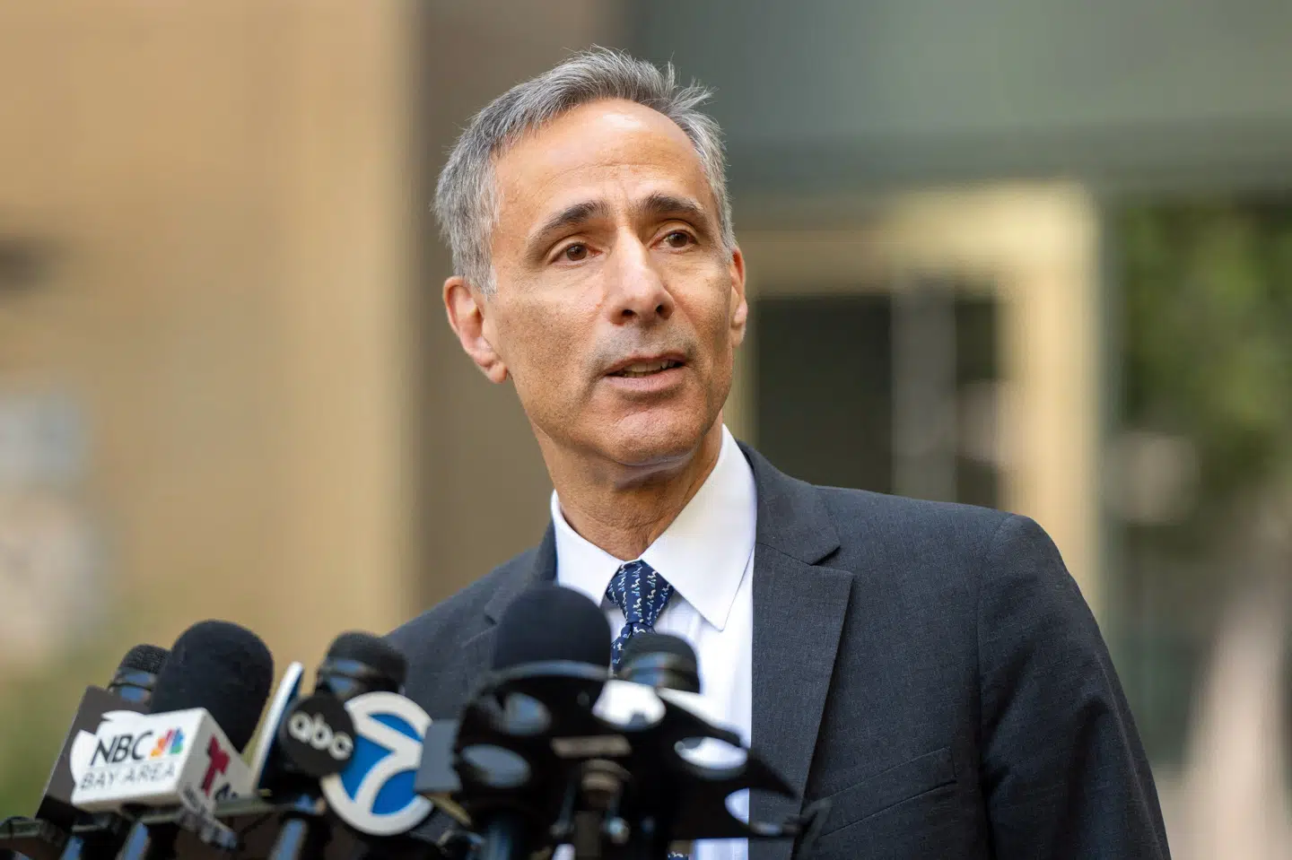 William Savitt, der er advokat for rigmanden Elon Musk, talte mandag med journalister uden for retsbygningen i Oakland i Californien.