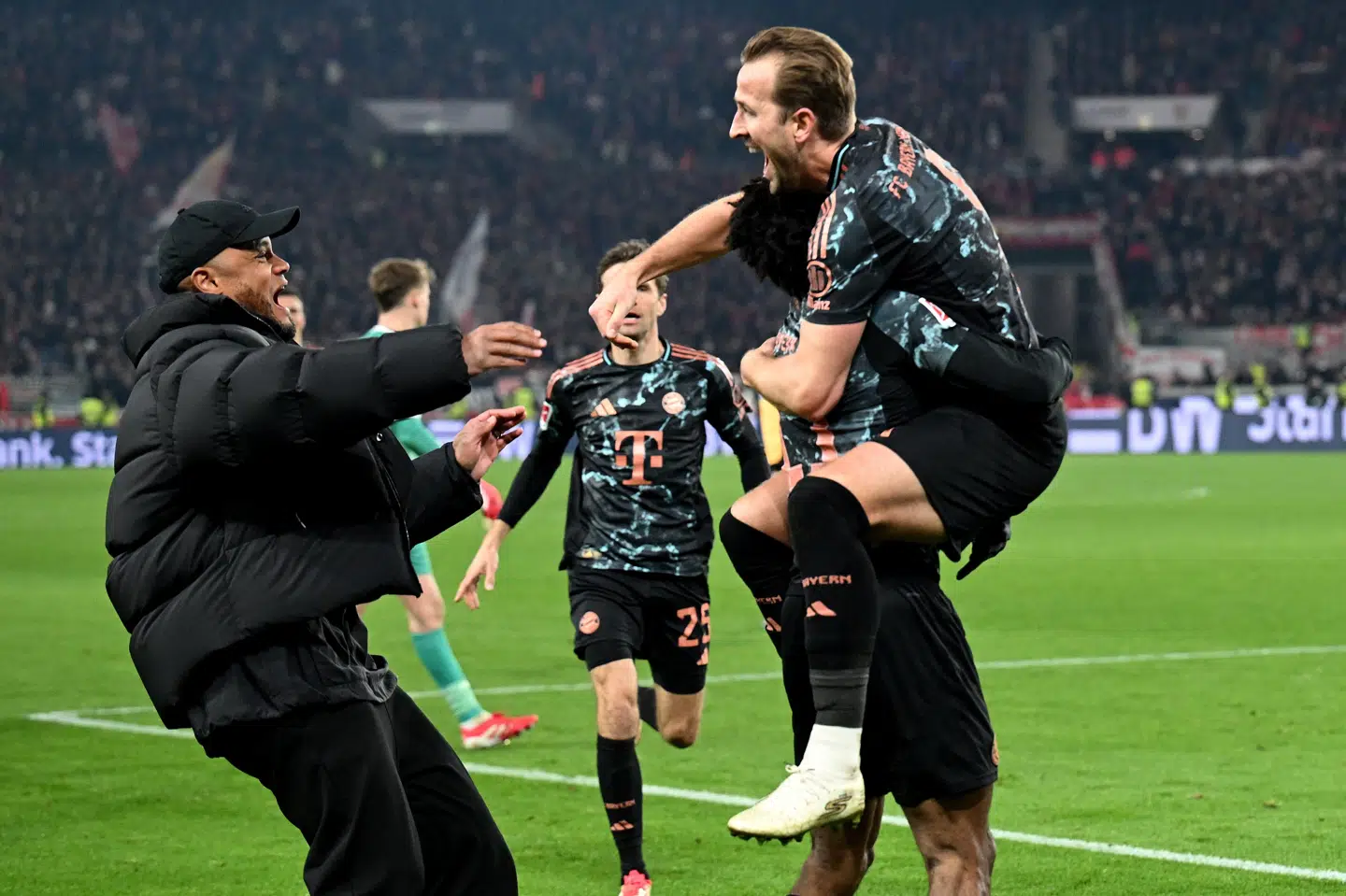 Harry Kane jubler med cheftræner Vincent Kompany efter en Bundesliga-kamp i februar. (Arkivfoto).