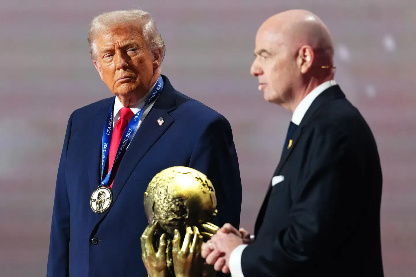 Donald Trump fik overrakt en nyoprettet fredspris af Gianni Infantino i forbindelse med VM-lodtrækningen i starten af december. (Arkivfoto).