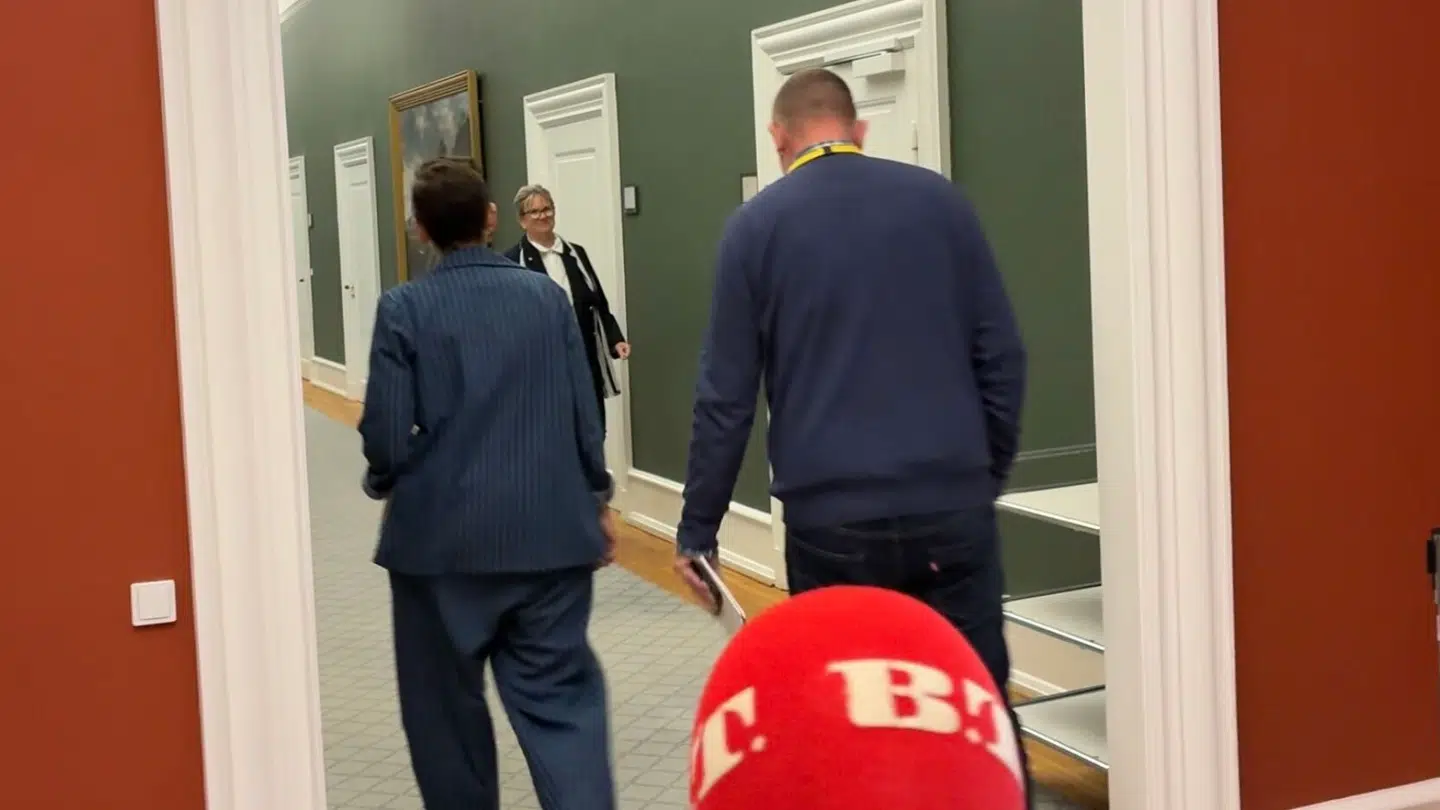 Pia Olsen Dyhr ankommer til uofficielle forhandlinger.