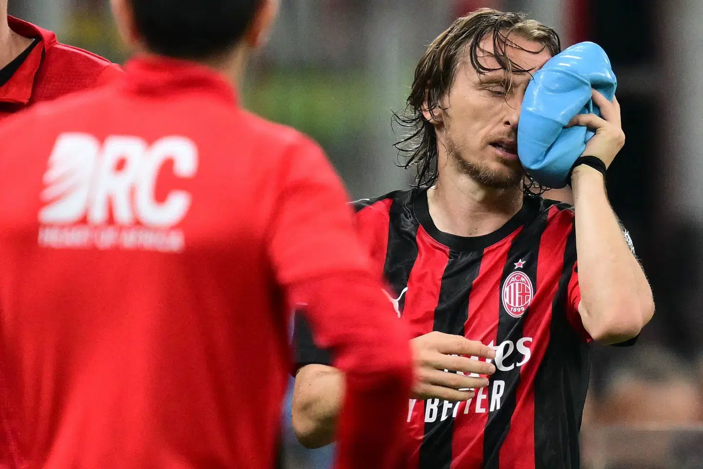 AC Milans Luka Modric udgik med en skade i søndagens kamp mod Juventus. Kroaten er blevet opereret for flere brud på venstre kindben og meldes ude i resten af sæsonen for Milan. (Arkivfoto).