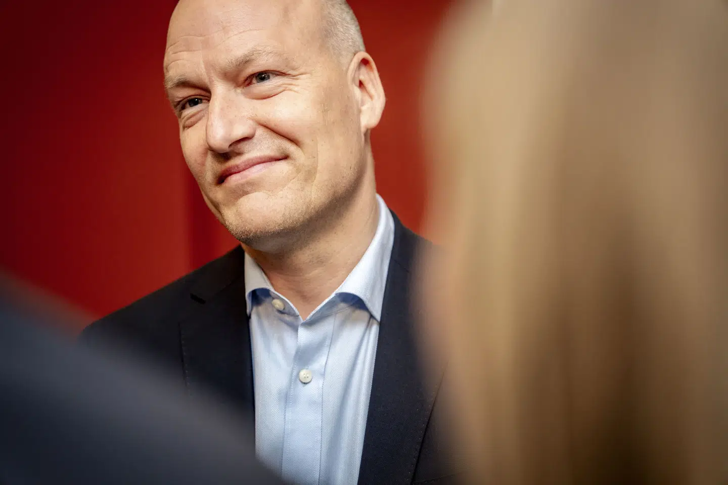 Pelle Dragsted (EL) snakker med den fremmødte presse, inden han går ind i Statsministeriet til møde med forhandlingsleder Mette Frederiksen (S) tirsdag.