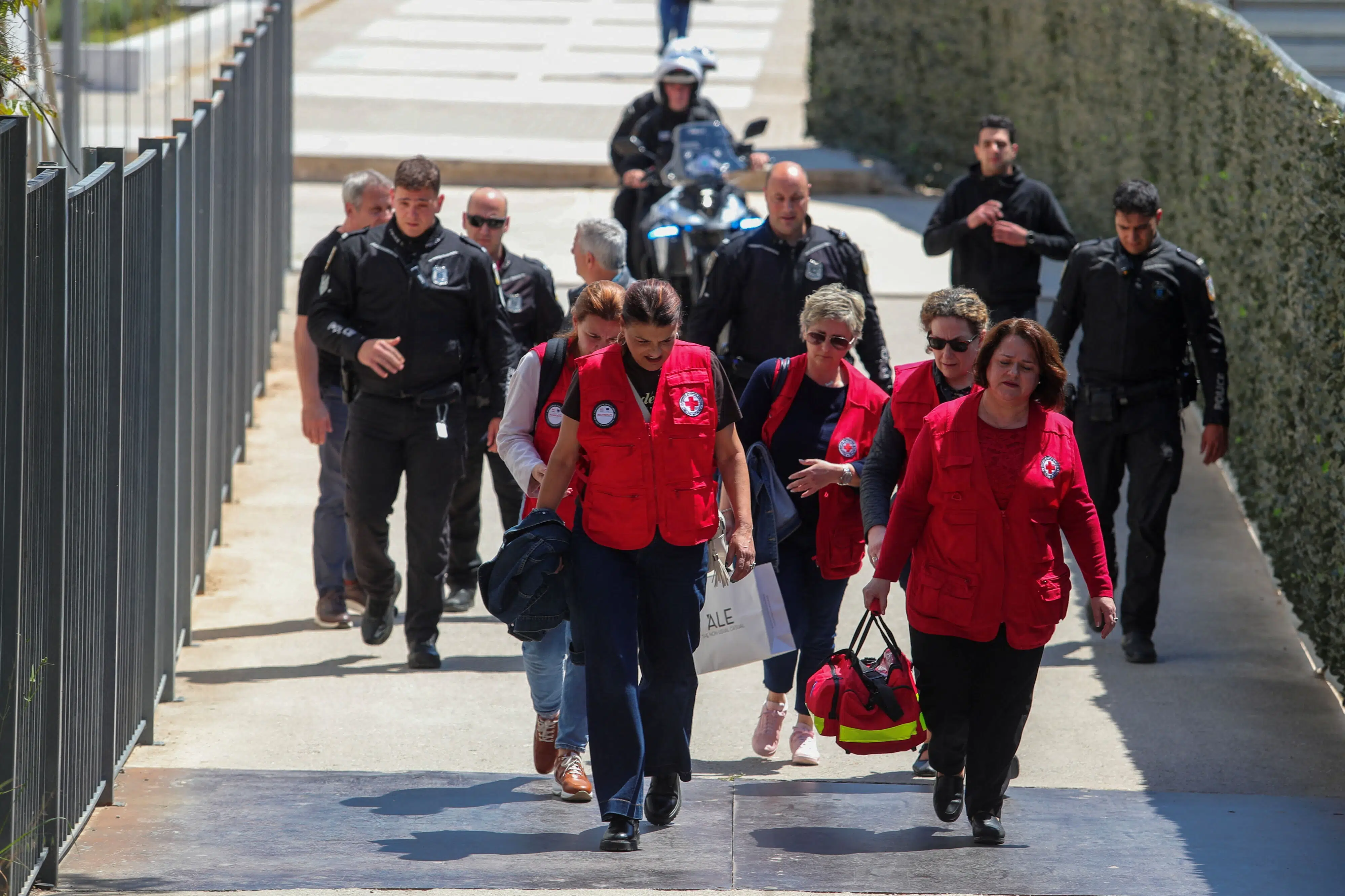 Græsk politi leder efter 89-årig mand efter to skyderier i Athen