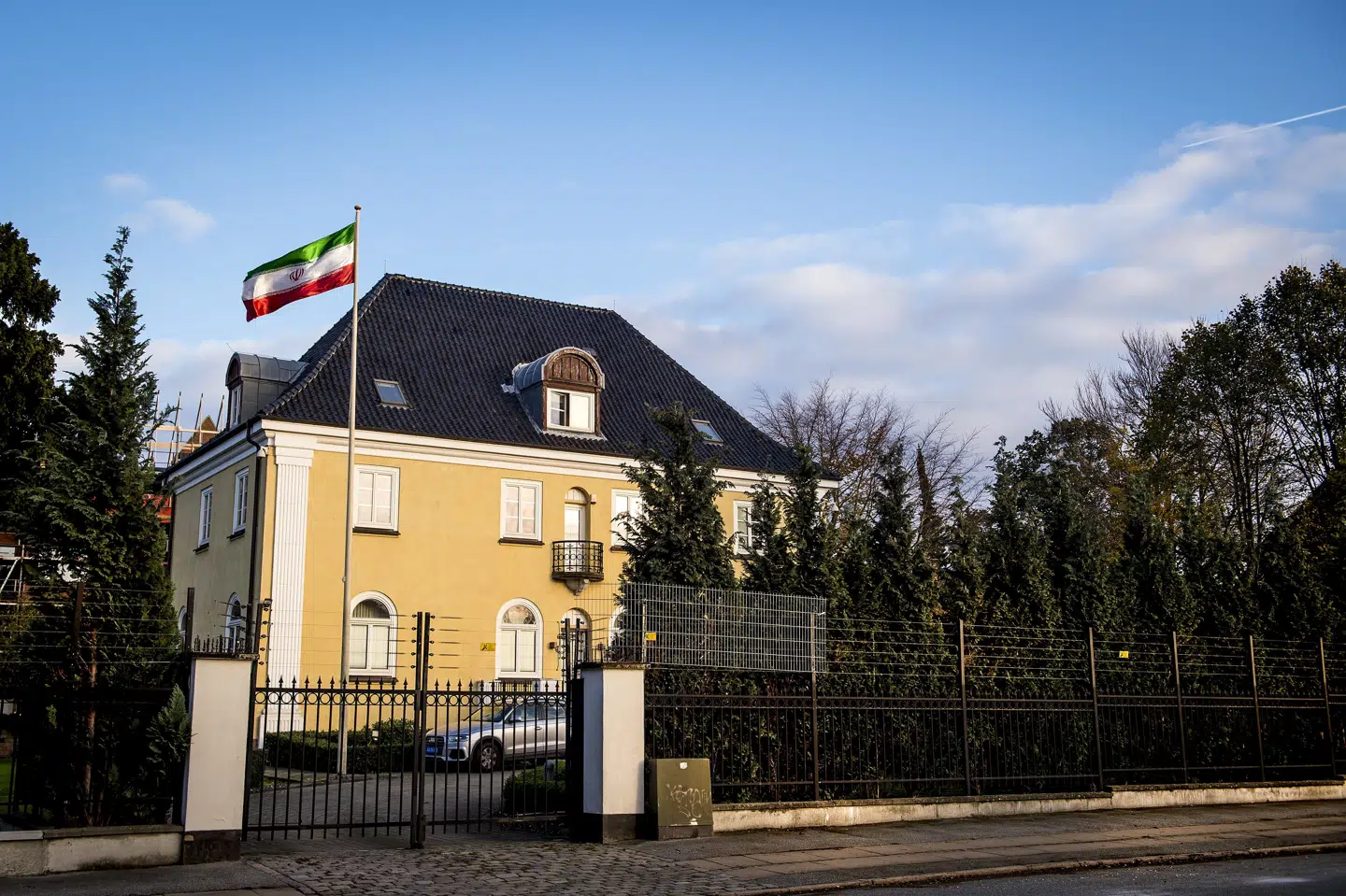 I juli 2021 blev der lavet hærværk på søjlerne ved indgangen til Irans ambassade på Østerbro i København. Tirsdag har Københavns Byret besluttet, at ingen skal straffes i sagen. (Arkivfoto).