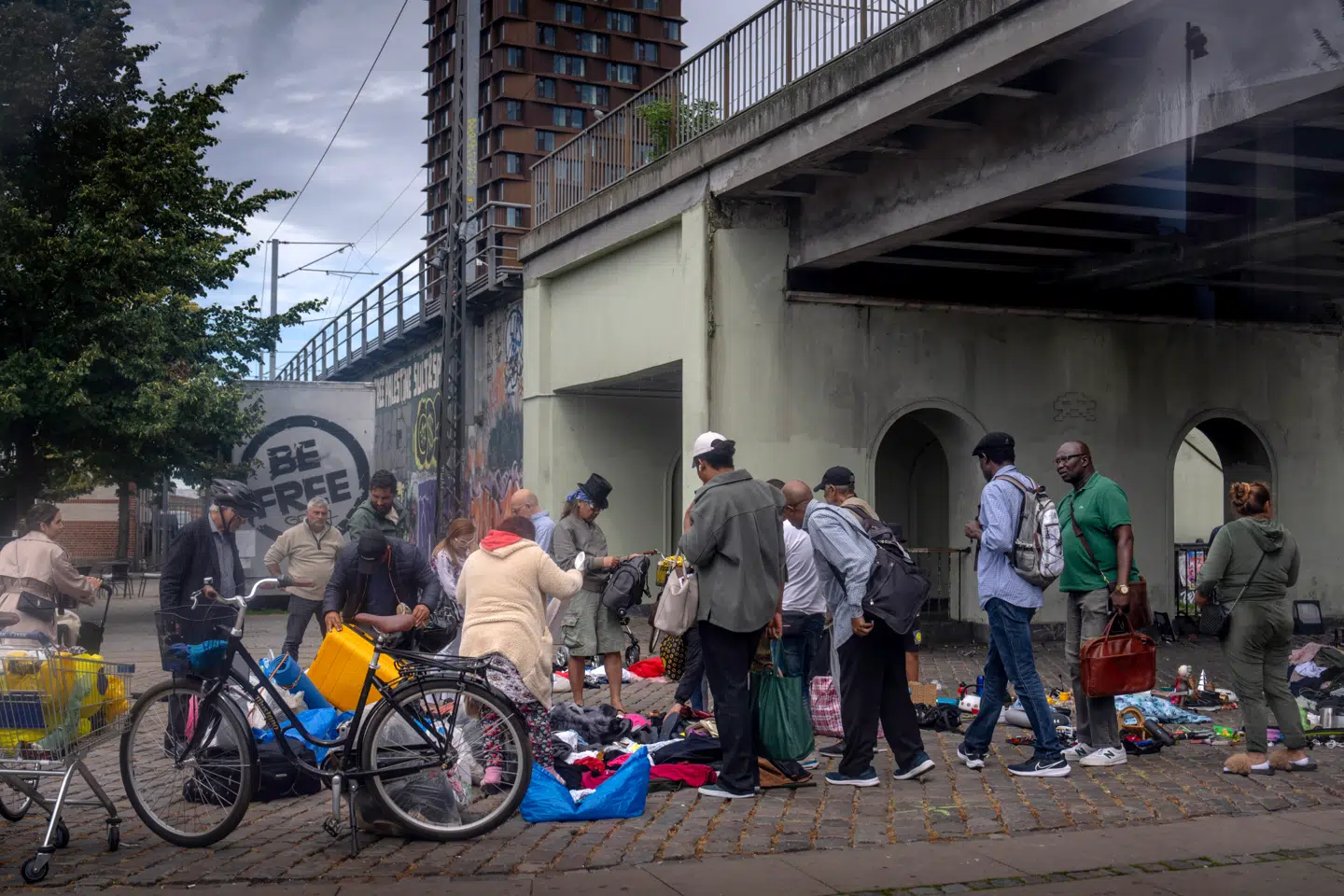 Markedet på Lyngsies Plads har været umuligt at få bugt på i ti år, selvom naboer har klaget, og politiet har rykket ud. Nu har projektet Bazar Under Broen fået 600.000 kroner af Københavns Kommune til at sætte skik på markedet. Imens leder Dansk Folkeparti efter et andet formål med pladsen.