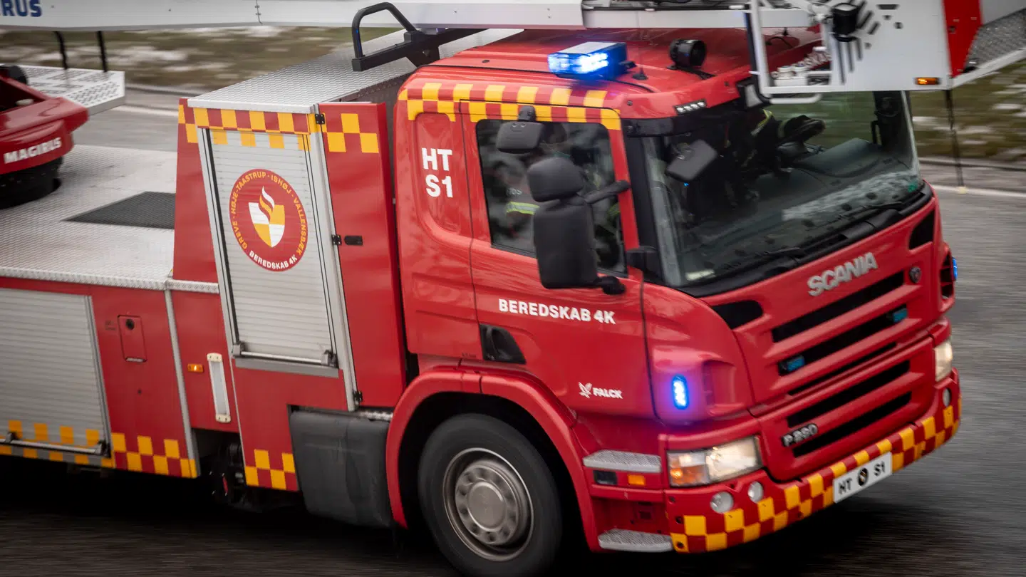 Brandbil under udrykning omkring Ishøj Centret, onsdag den 17. februar 2021.