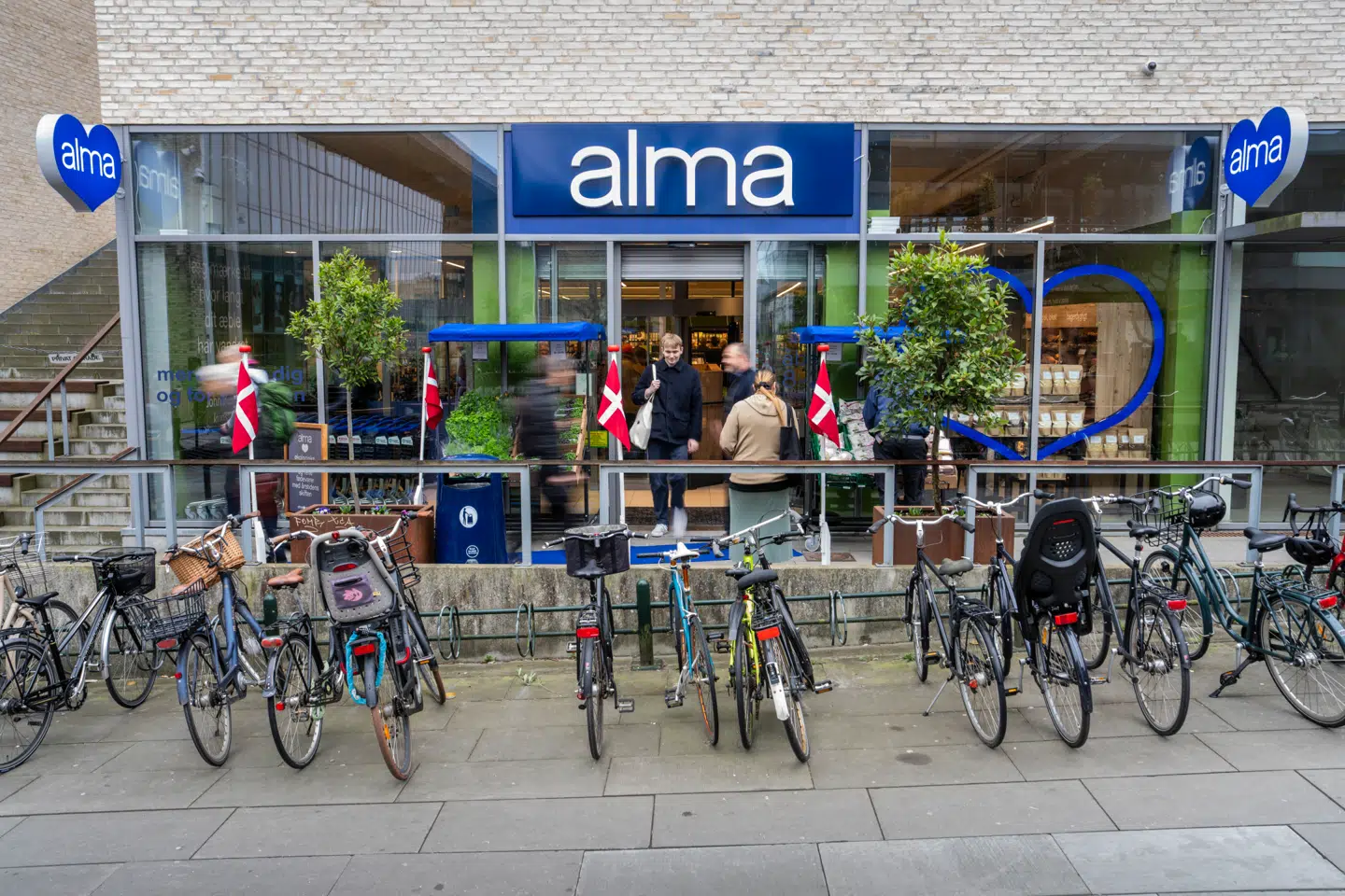Den første Alma-butik åbnede i marts 2025 på Frederiksberg.