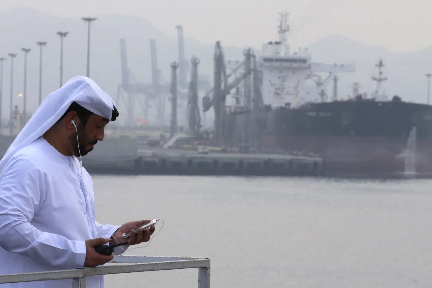 En mand står ved olieterminalen Fujairah i De Forenede Arabiske Emirater. Landet har tirsdag meddelt, at det trækker sig fra olieorganisationerne Opec og Opec+ af strategiske grunde. (Arkivfoto).