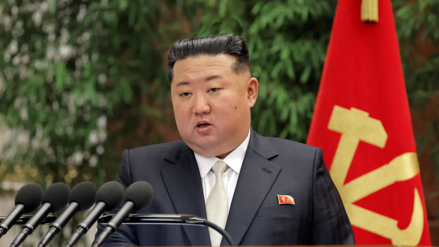 Den nordkoreanske diktator Kim Jong-un kræver, at hans soldater begår selvmord, hvis de bliver taget til fange ved fronten i Ukraine.