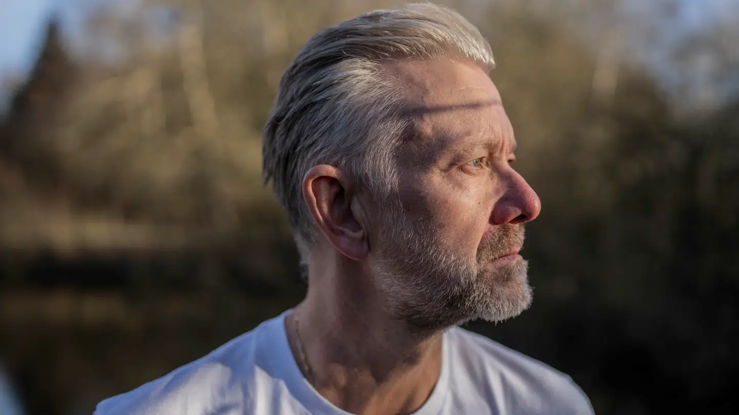 Casper Christensen sender en stikpille mod TV 2, som han er træt af har givet ham mundkurv på.