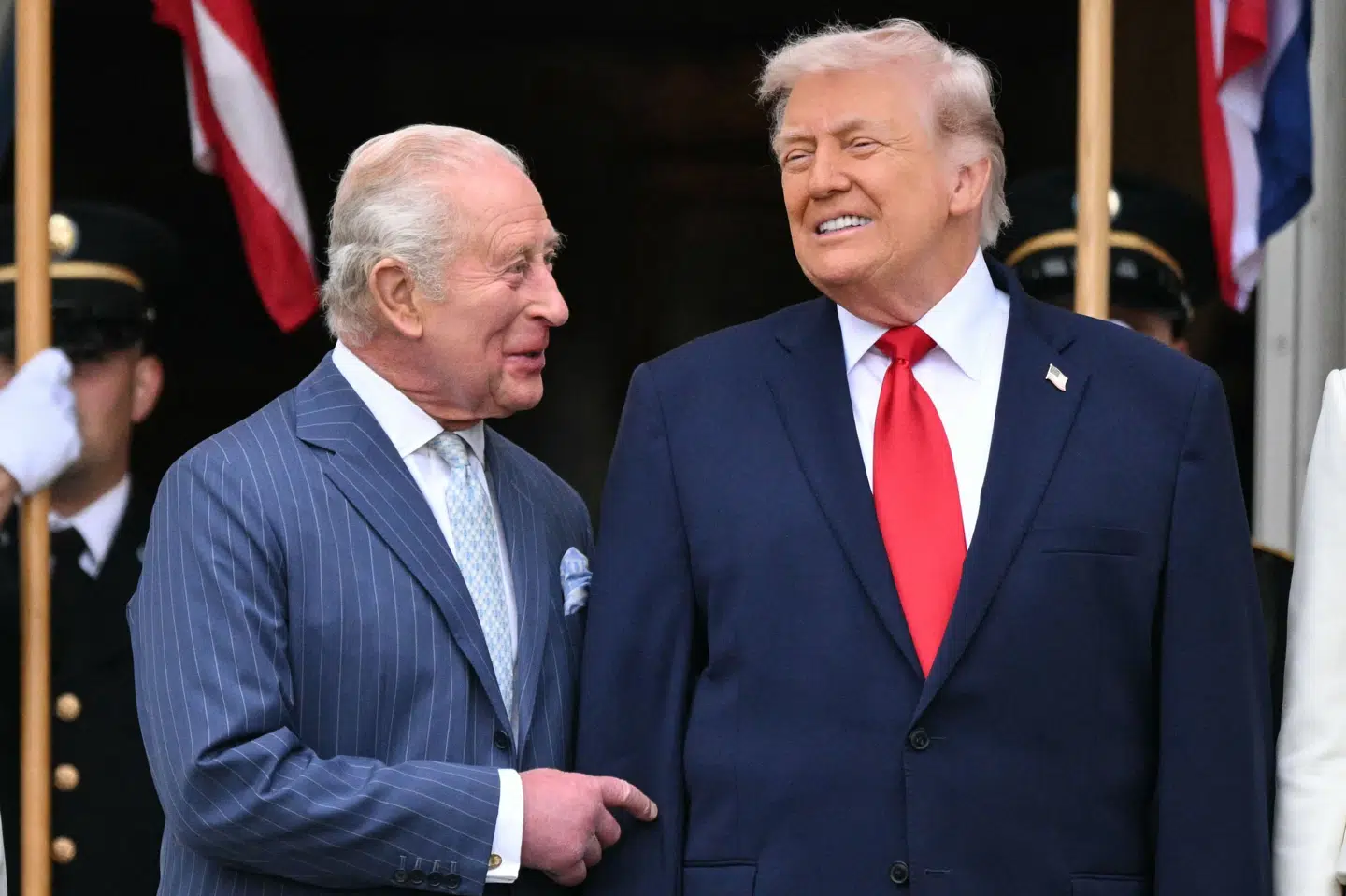 USA's præsident, Donald Trump, taler med Storbritanniens kong Charles III, der tirsdag er på besøg i Det Hvide Hus.