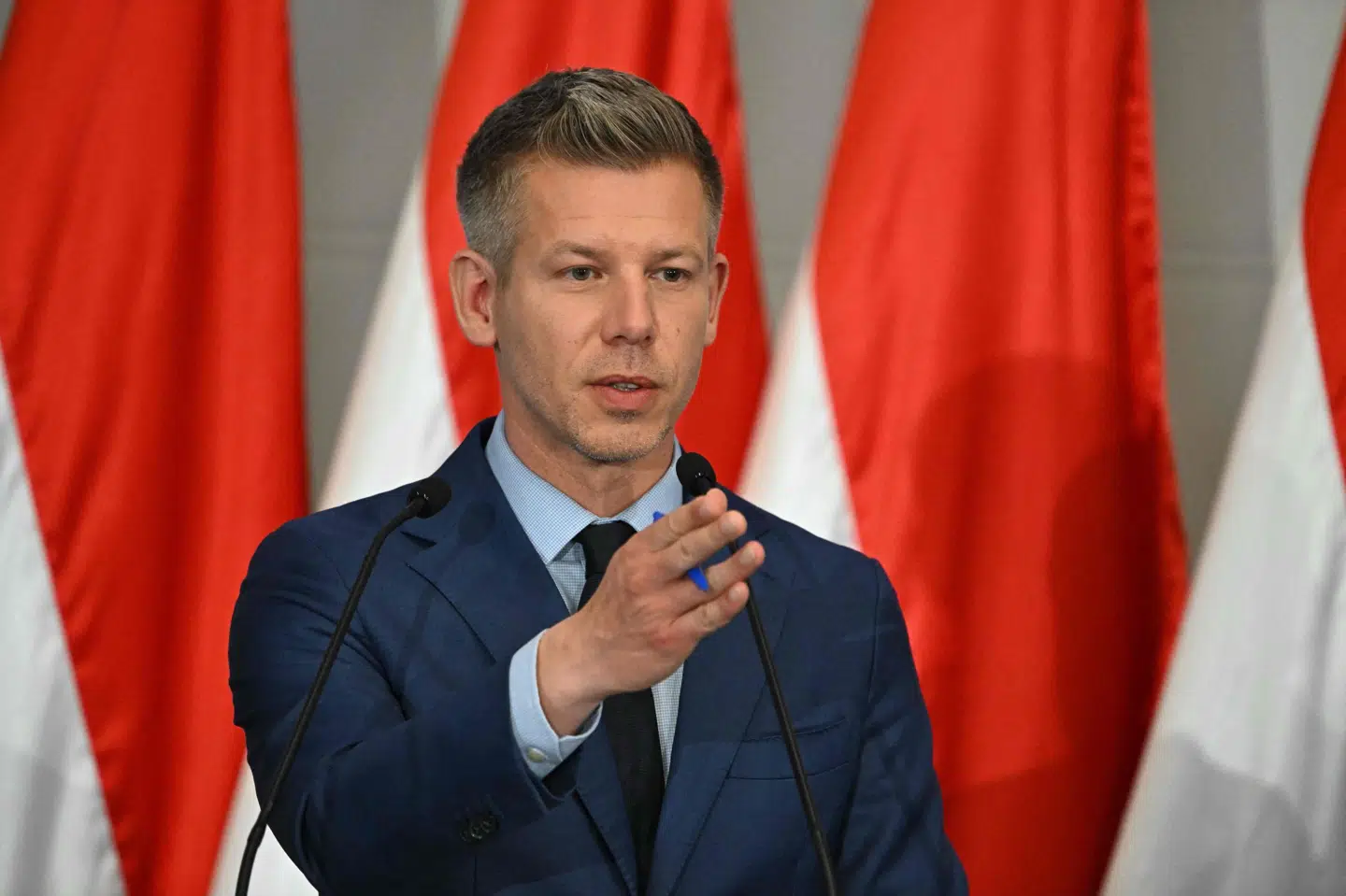 Vinderen af det nylige parlamentsvalg i Ungarn, partileder Péter Magyar fra partiet Tisza, vil mødes med Ukraines præsident, Volodymyr Zelenskyj, for blandt andet at tale om forholdene for det ungarske mindretal i Ukraine. Her svarer han på spørgsmål ved et pressemøde i sidste uge.