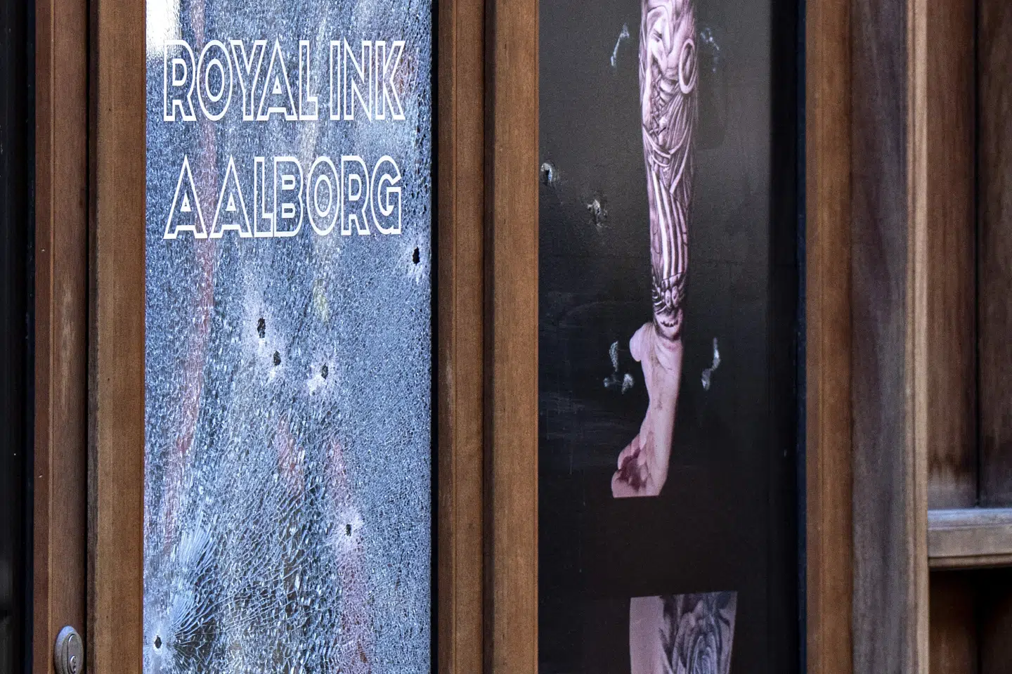 7. april blev der affyret skud mod tatovørsalonen Royal Ink på Bispensgade i Aalborg. Det fik Nordjyllands Politi til at udstede et opholdforbud i butikken, som nu er blevet forlænget. (Arkivfoto).