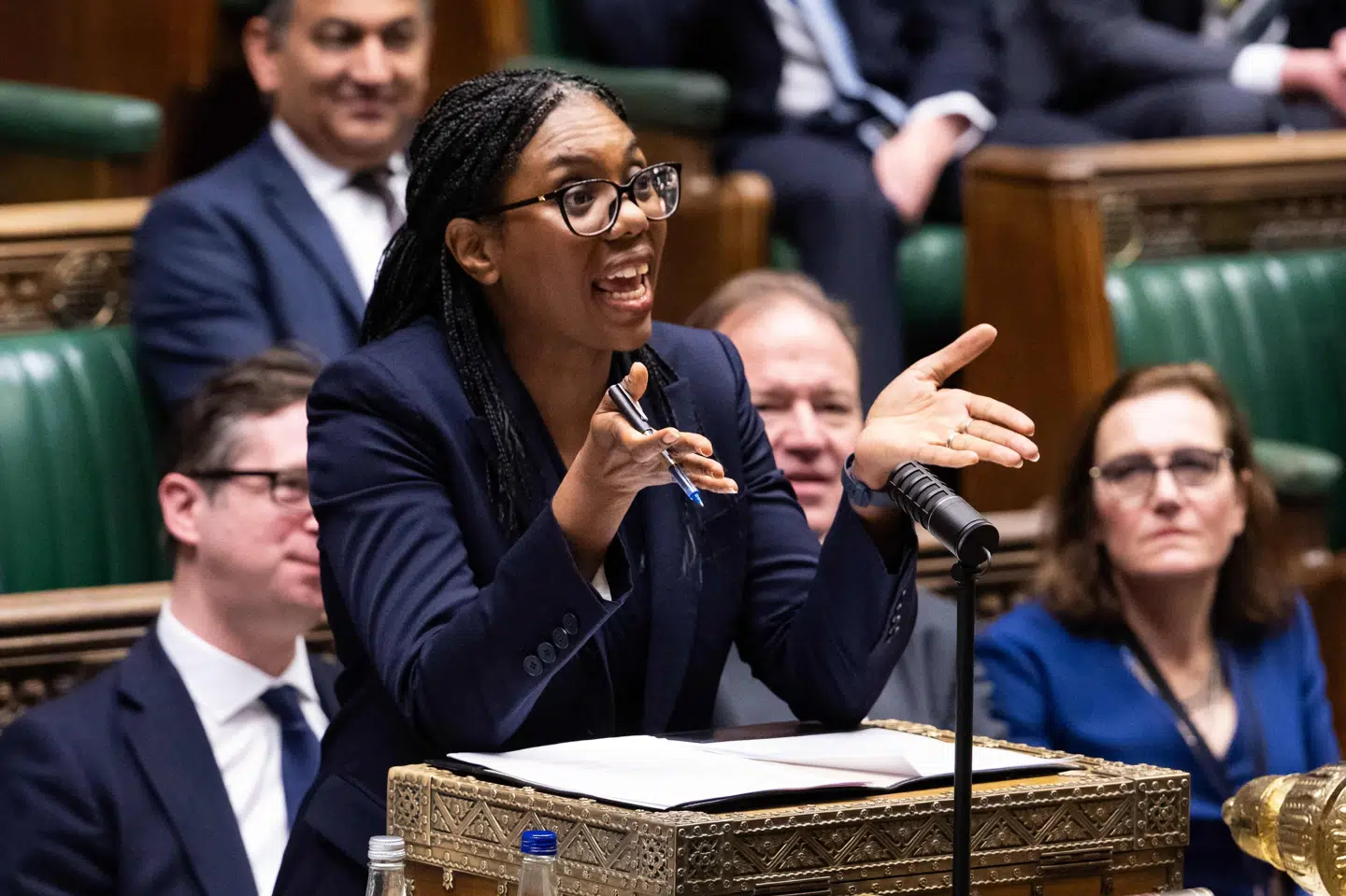 Partilederen for Det Konservative Parti, Kemi Badenoch, taler i løbet af debatten i Underhuset tirsdag. Premierminister Keir Starmer slipper for at blive gransket for en mulig vildledning af parlamentet, da Peter Mandelson blev gjort til ambassadør i USA.