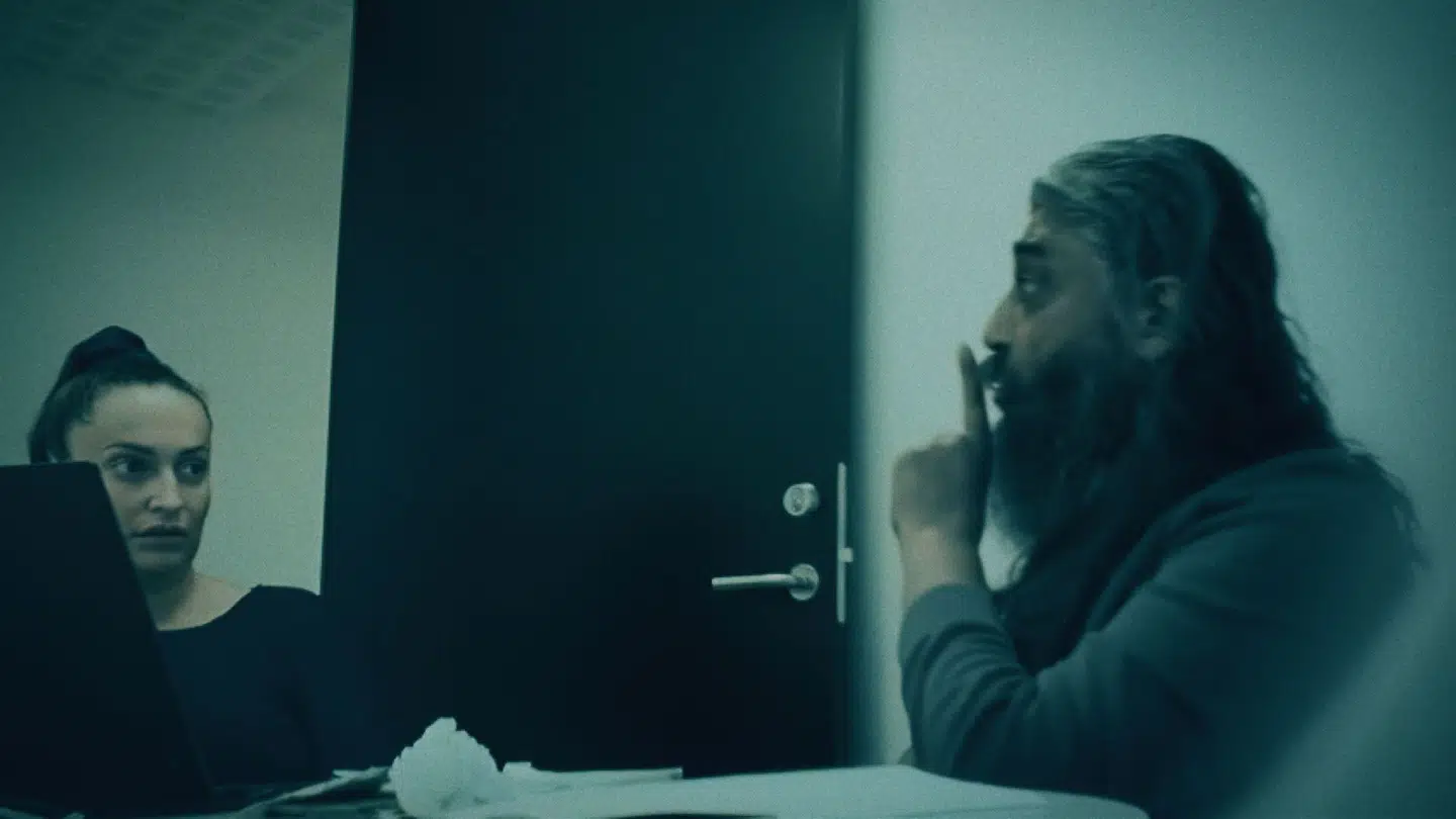 I en kronik i Politiken skriver Amira Smajic fra "Den Sorte Svane", at hun har tilstået, at hun på ulovlig vis har hacket et såkaldt kundedrev på TV 2's opfordring og har delt det med TV 2 og NSK.